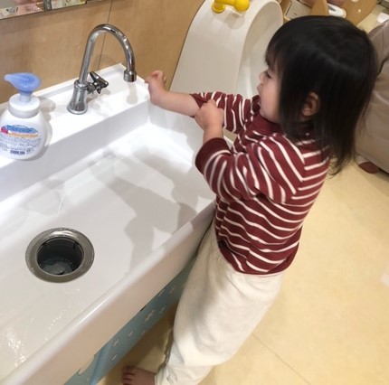 1歳児　一人で上手に洗えるよ〜
