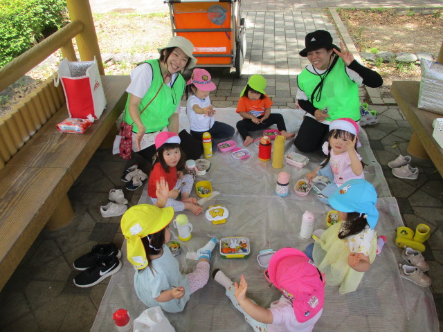 青空の下（ふれあい公園）で給食弁当を頂きました。うさちゃんとくまさんのおにぎりが入っていて嬉しかったです。そして とってもおいしかったです。給食の先生ありがとうございました。