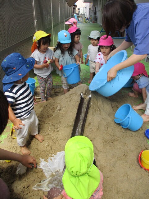 砂場遊び とゆに水を流したら・・・・