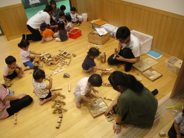 滋賀県木材協会さんから 木のおもちゃを貸して頂き、一緒に遊んで頂きました。 木の香りに癒され 子ども達も夢中になって遊んでいました。木材協会さん「お世話になりありがとうございました。」