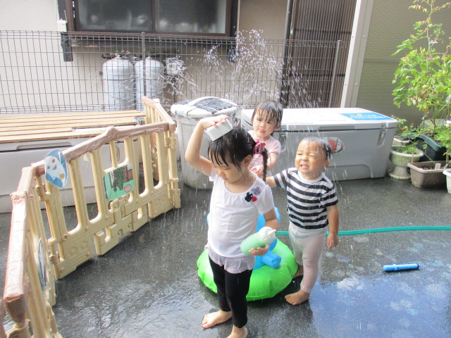 ぞうさんふんすい 「ちょっと頭を隠そうー」