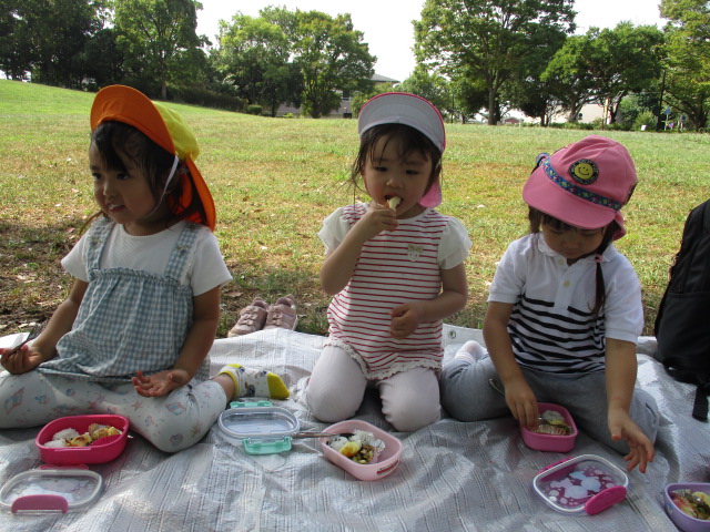 ふれあい公園で 給食をお弁当箱に詰めてもらって 皆で食べたよー「外で食べるとおいしいねー」 苦手な物も パクパクたべれるよー