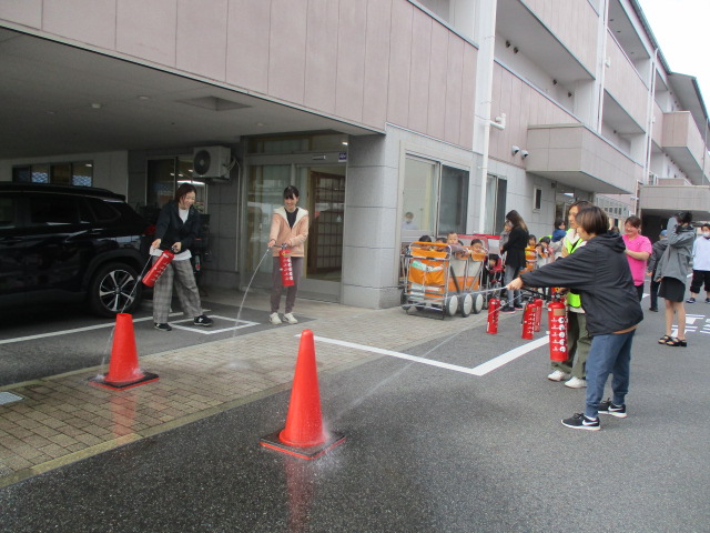 良い館守山さんとクララ保育園・クララふたば保育園の合同の避難訓練を行いました。これから寒くなるので火事にも気をつけていきたいと思います。おじいちゃんおばあちゃんも消火器で火を消す訓練を行いました。