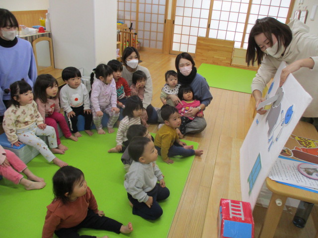 今日はお楽しみ会「ねこねこねこのおいしゃさん」のお話しをしてもらったよー