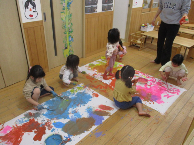 お部屋で絵の具遊び・・・今日は寒かったー