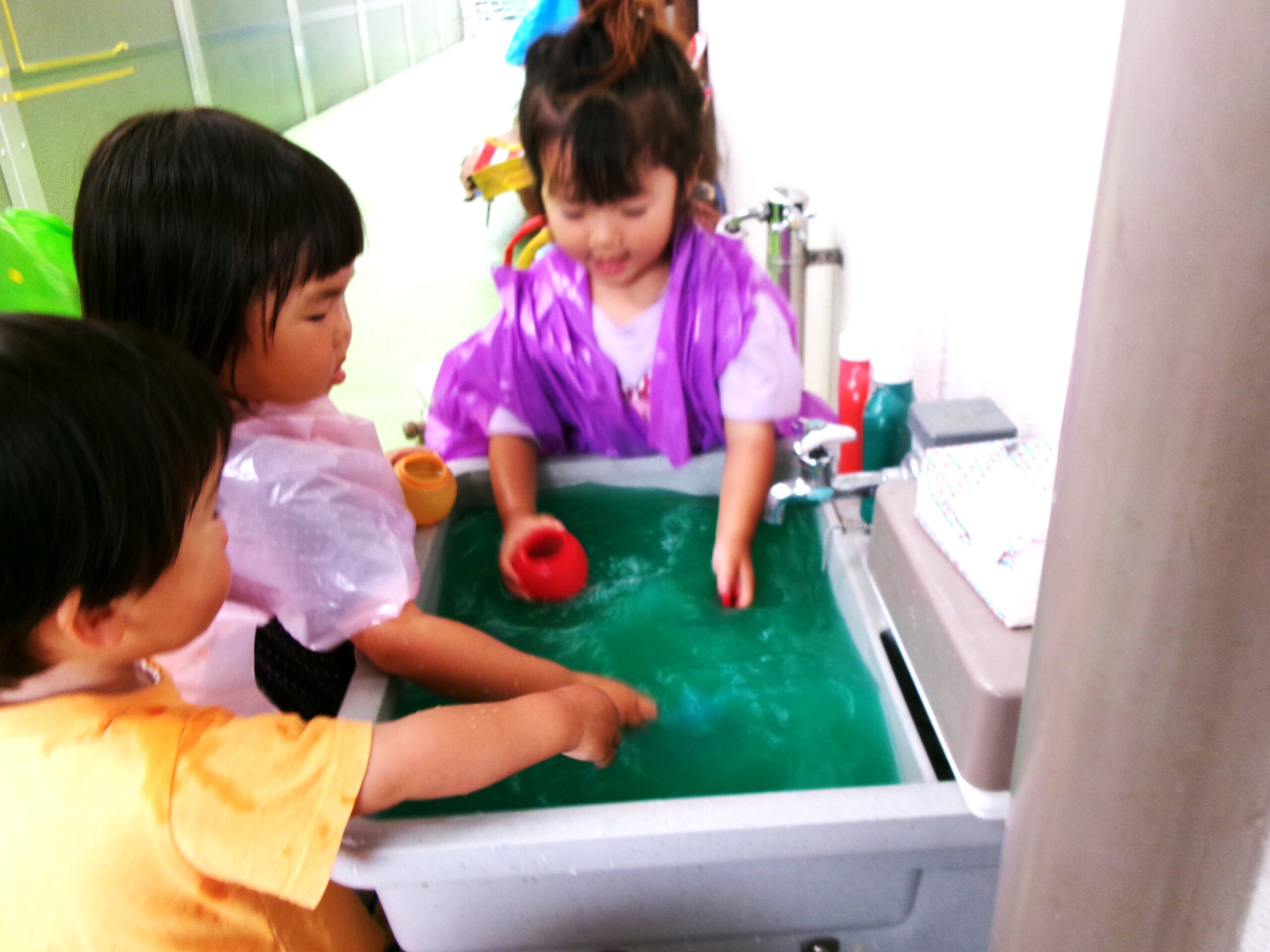 手作りのかっぱを着て色水遊び！きもちいい〜！