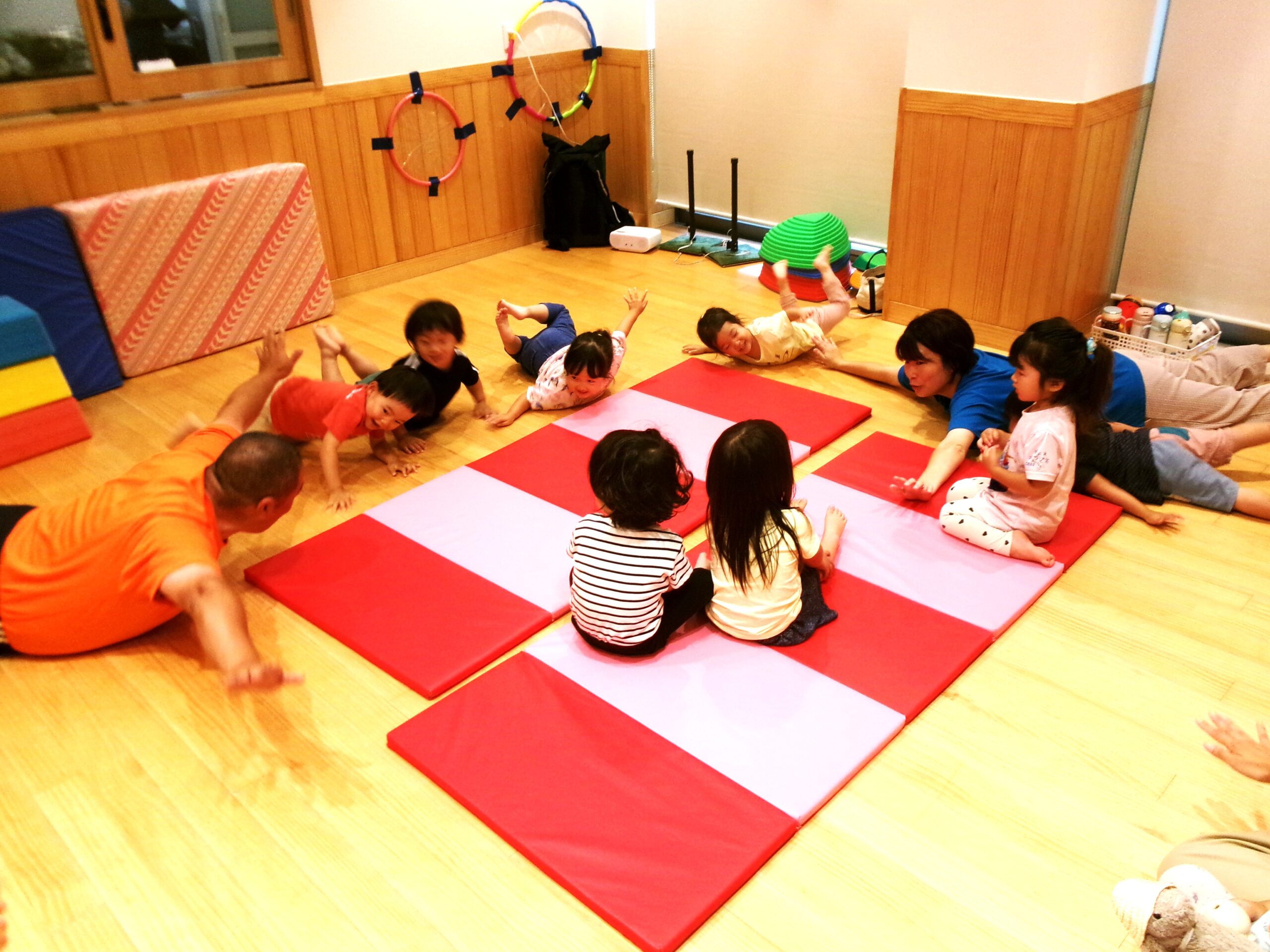 月に一度の体操あそび！2歳児さんの運動面の発達が順調に育まれています！