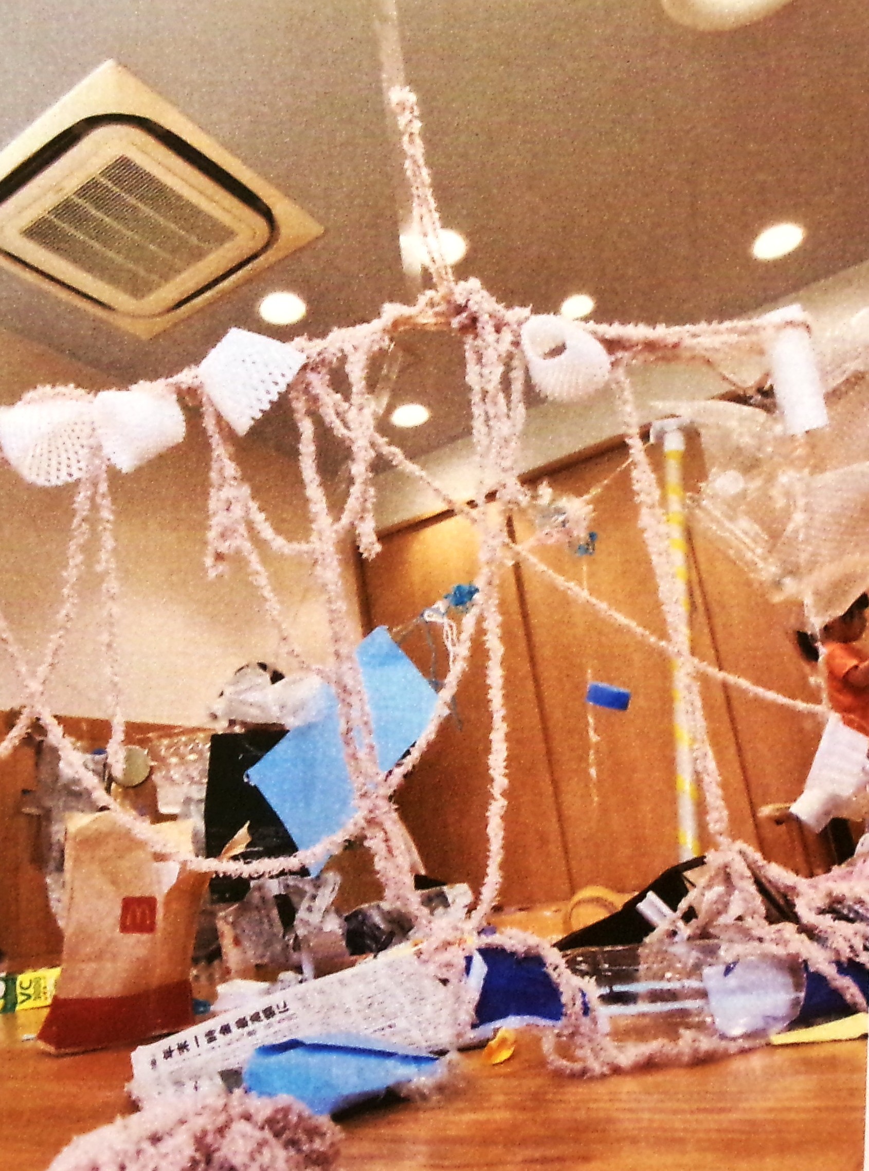 今日はアート体験！廃材を使って、自由に表現！こんなに素敵なアートができました。見ているだけでワクワクがよみがえります。お昼にはアート体験の振り返りタイム。ポストイットを使って保育士同士の対話に笑顔が溢れました。