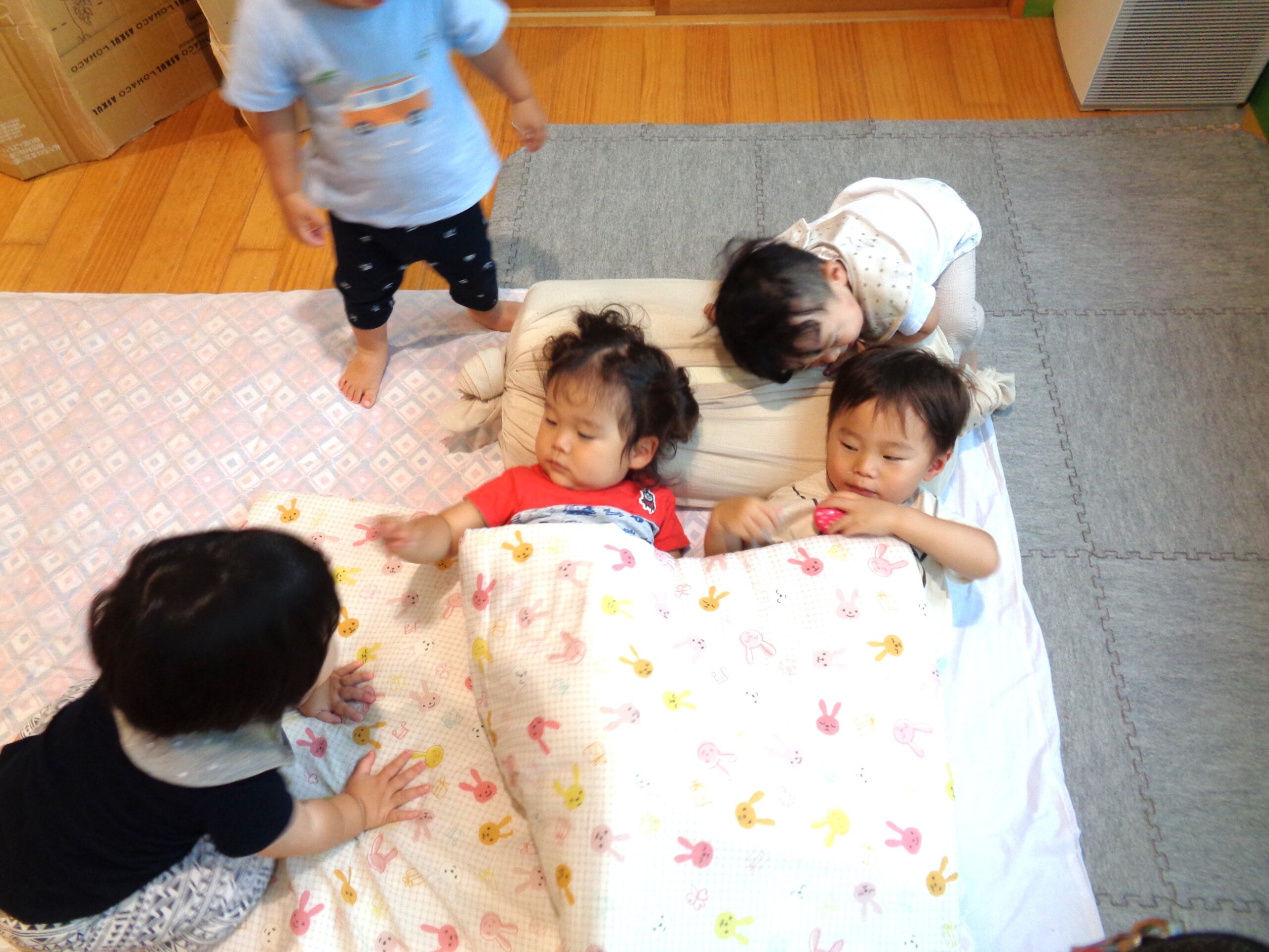 大好きなお友だちと一緒におひるねごっこ！おやすみ〜！