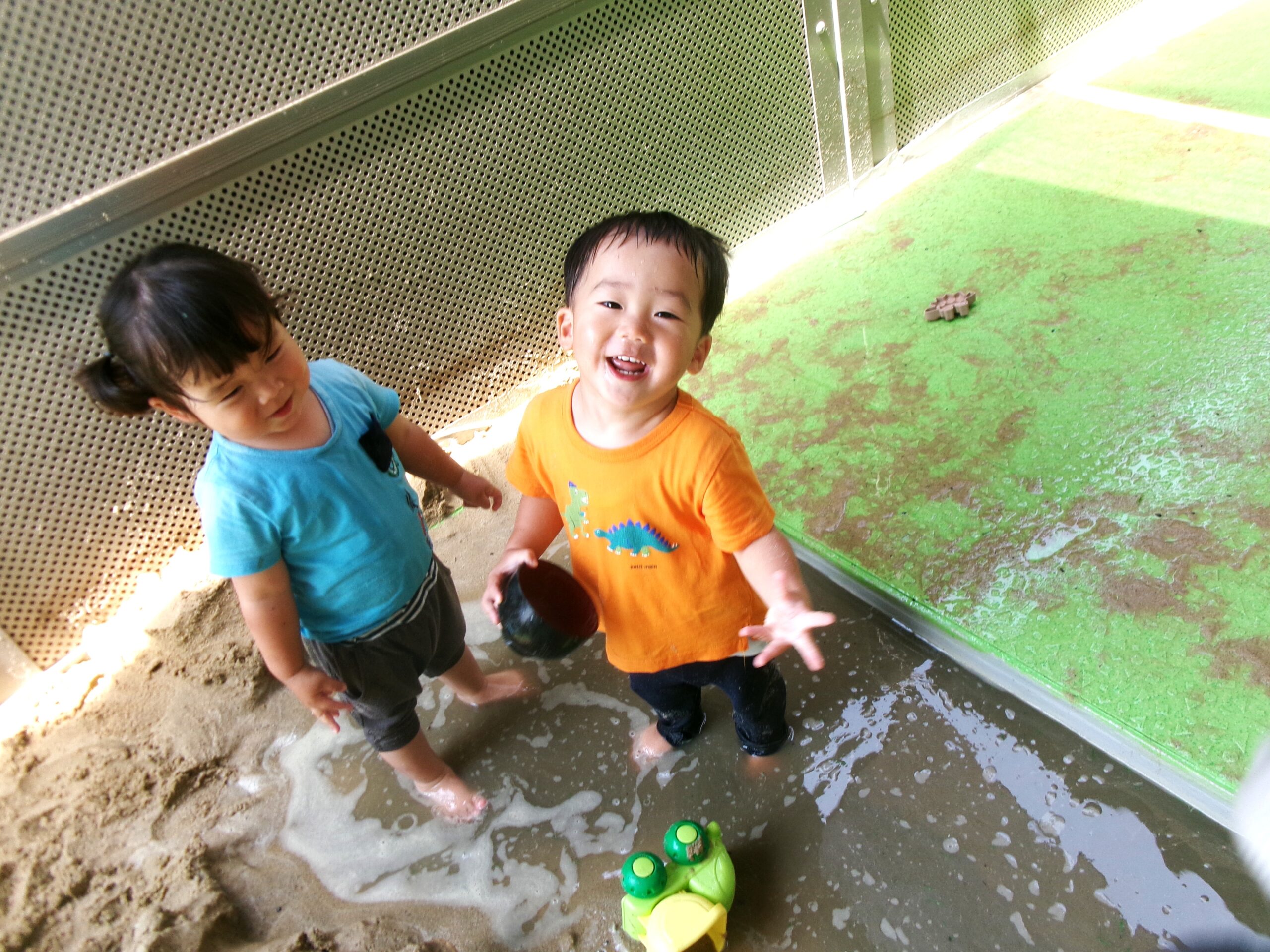 砂場で泥んこ遊び　＆　水たまりにどぼ〜ん！！たのし〜！！