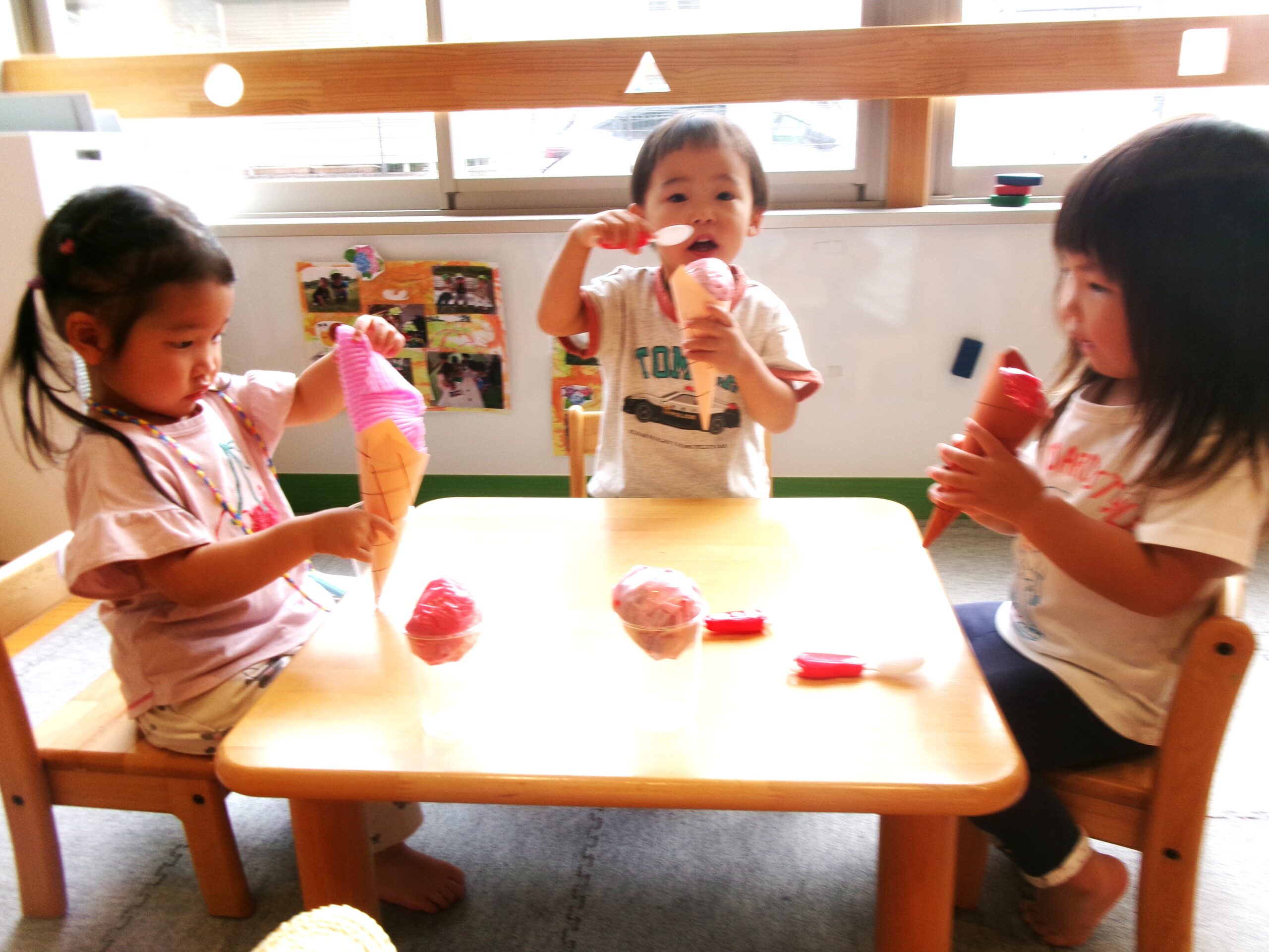 アイスクリーム屋さんごっご！大好きなお友だちと食べるアイスは最高ーー！！しあわせ〜！