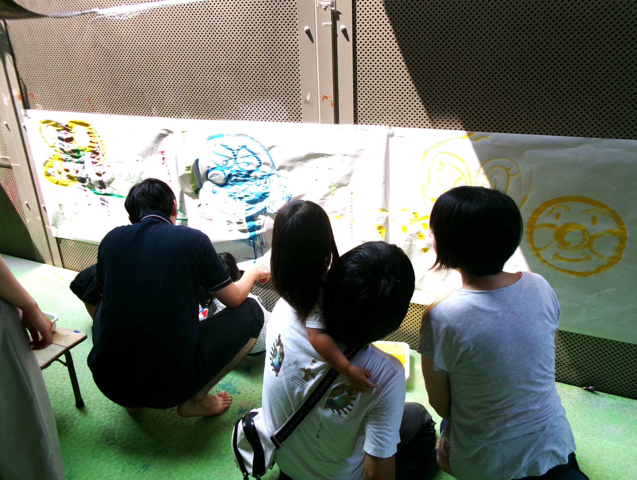 7/5（土）子育て広場”クララのおうち”〜絵の具で遊ぼう！inテラス〜を開催しました！大好きなママとパパと一緒に絵の具遊びができて、とても嬉しそうな子どもたちでした。