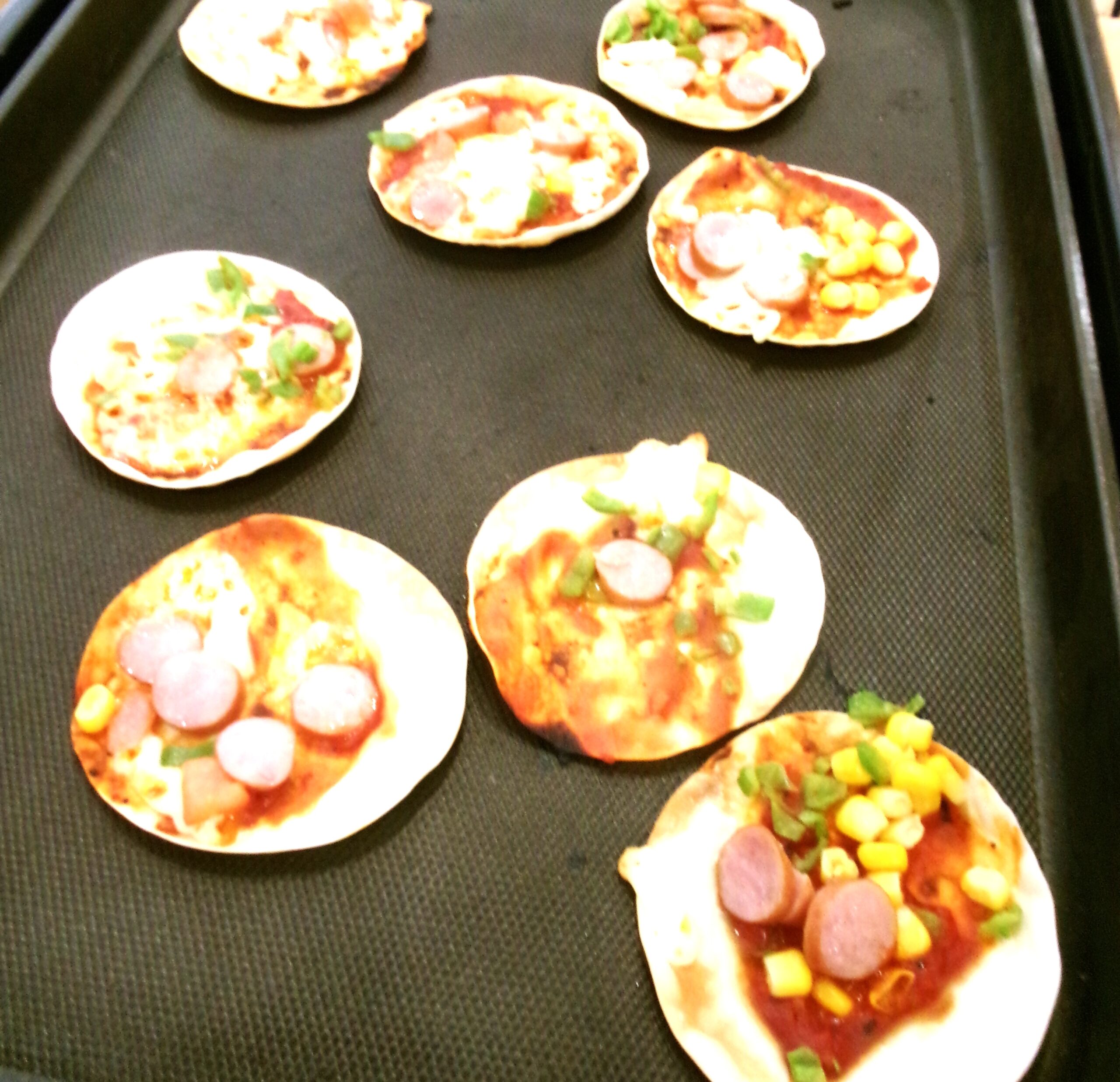 見て！見て！餃子の皮でピザを作ったよ！トッピングが自由にできてたのしい〜！！