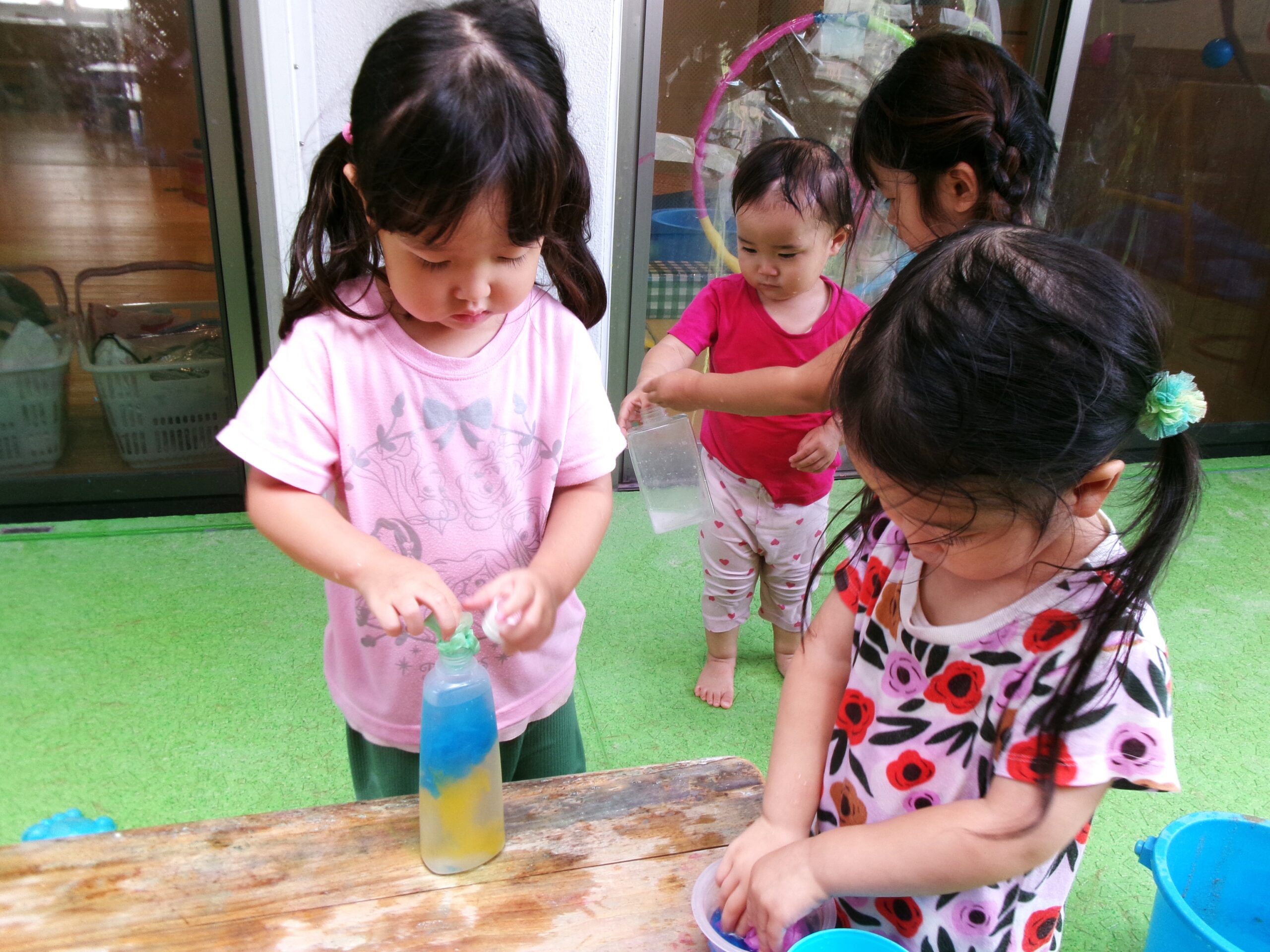 花紙を水に入れると、こんなにきれい〜！ジェルみたいになるよ！