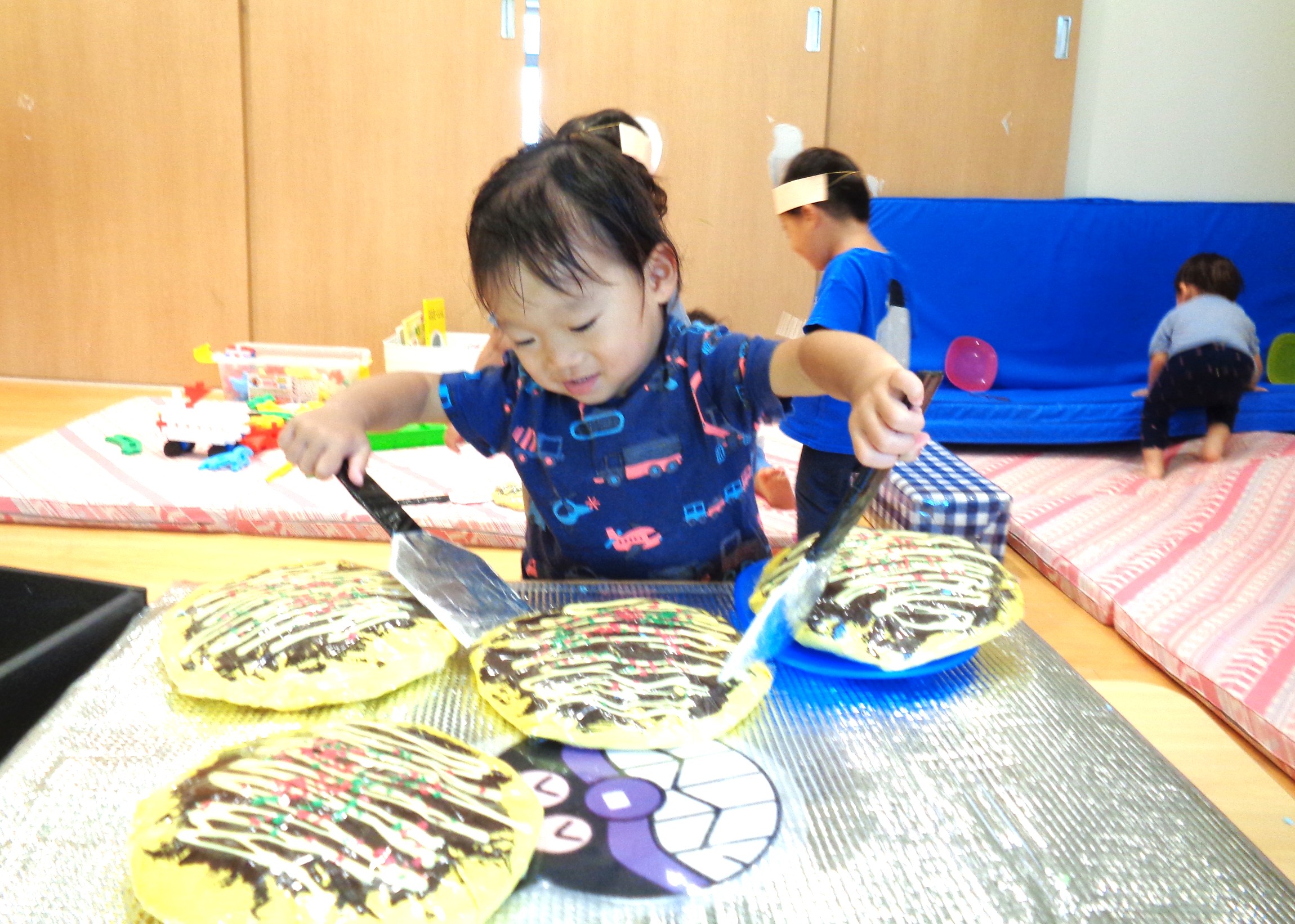 「いらっしゃいませ〜！おいしいお好み焼きはいかがですか〜？」
