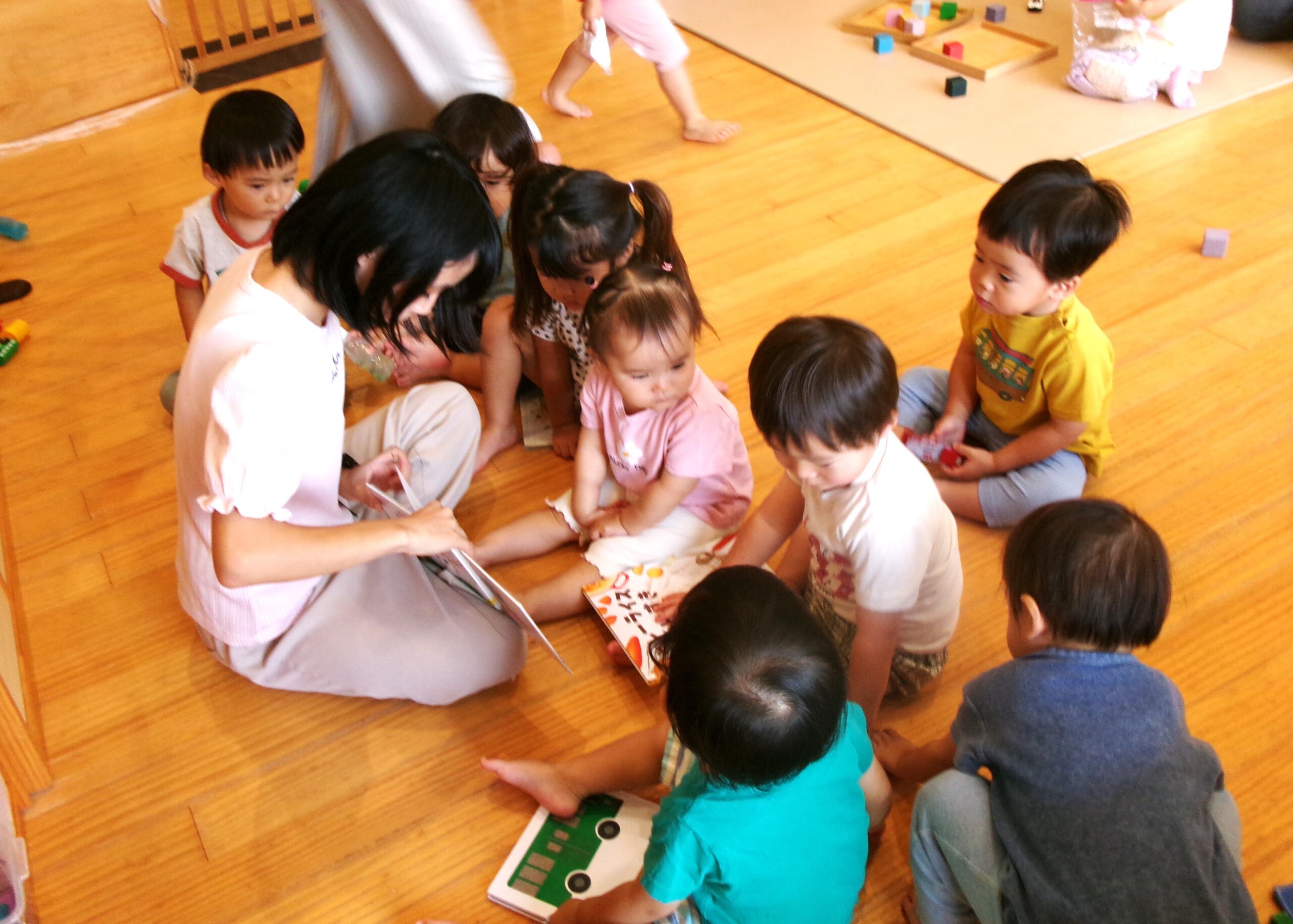 高校2年生のお姉ちゃん先生が職場体験に来てくれました！子どもたちはお姉ちゃん先生に絵本を読んでもらうのが大好きです！