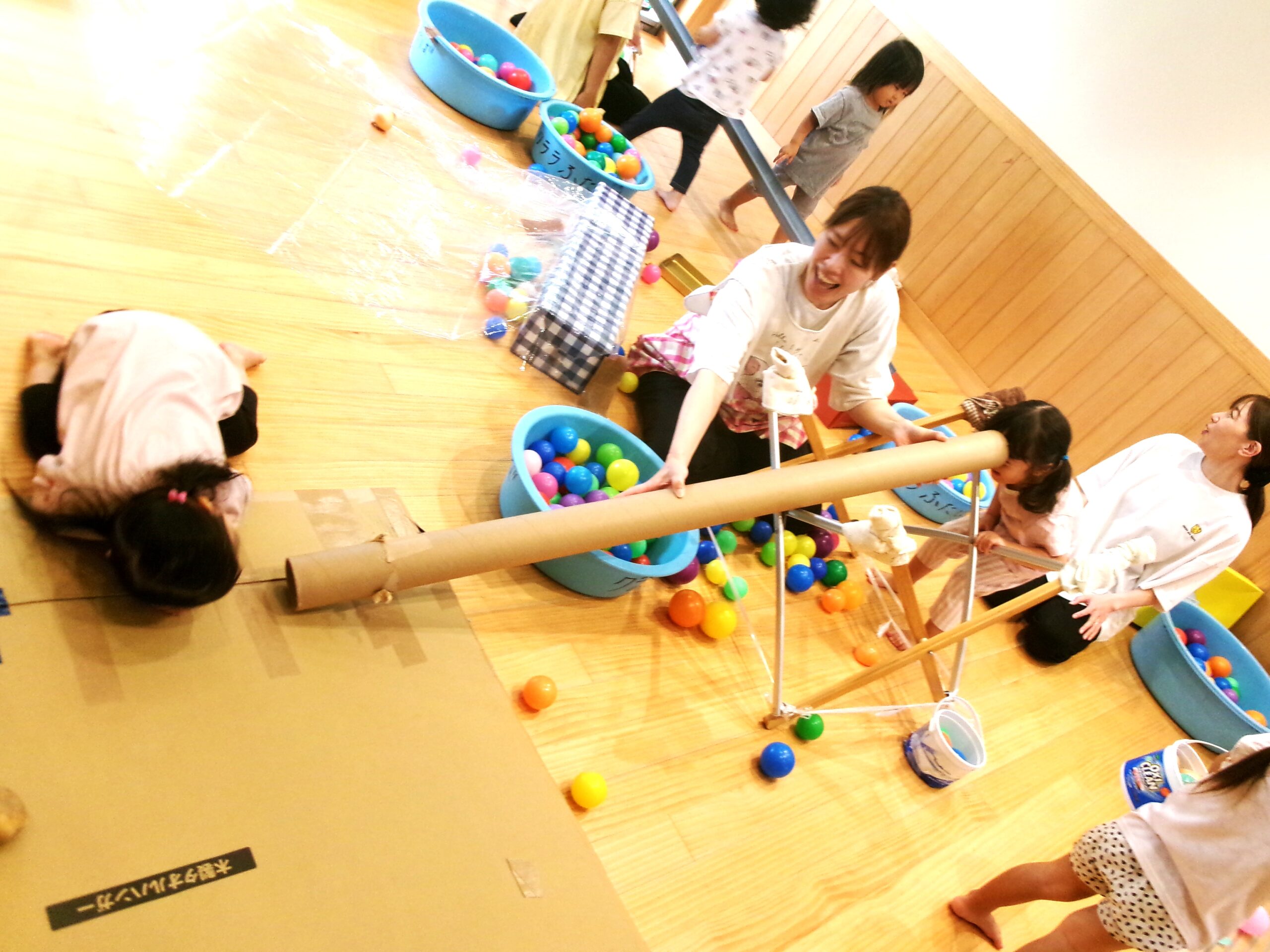 今日はアートの日♬テーマは”ころがす～！”いろんな素材をコロコロコロ～最後はみんなでころがちゃったよ～！！