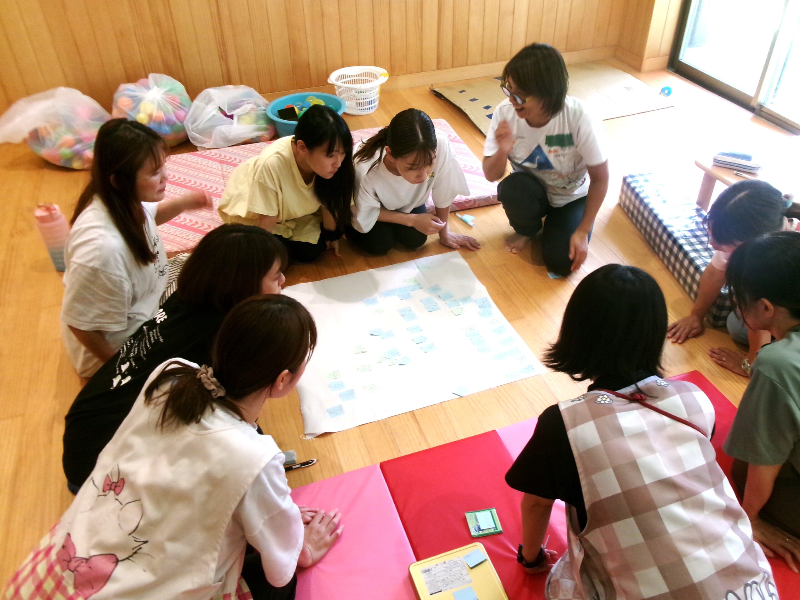 今日はアート体験後に午後から、職員で振り返りタイム！ポストイットを使って、身を乗り出して、子ども達のいいところ、大人達ののいいところをみんなで出し合って話はつきません！違う視点からの気づきがたくさんあって楽しかったです！