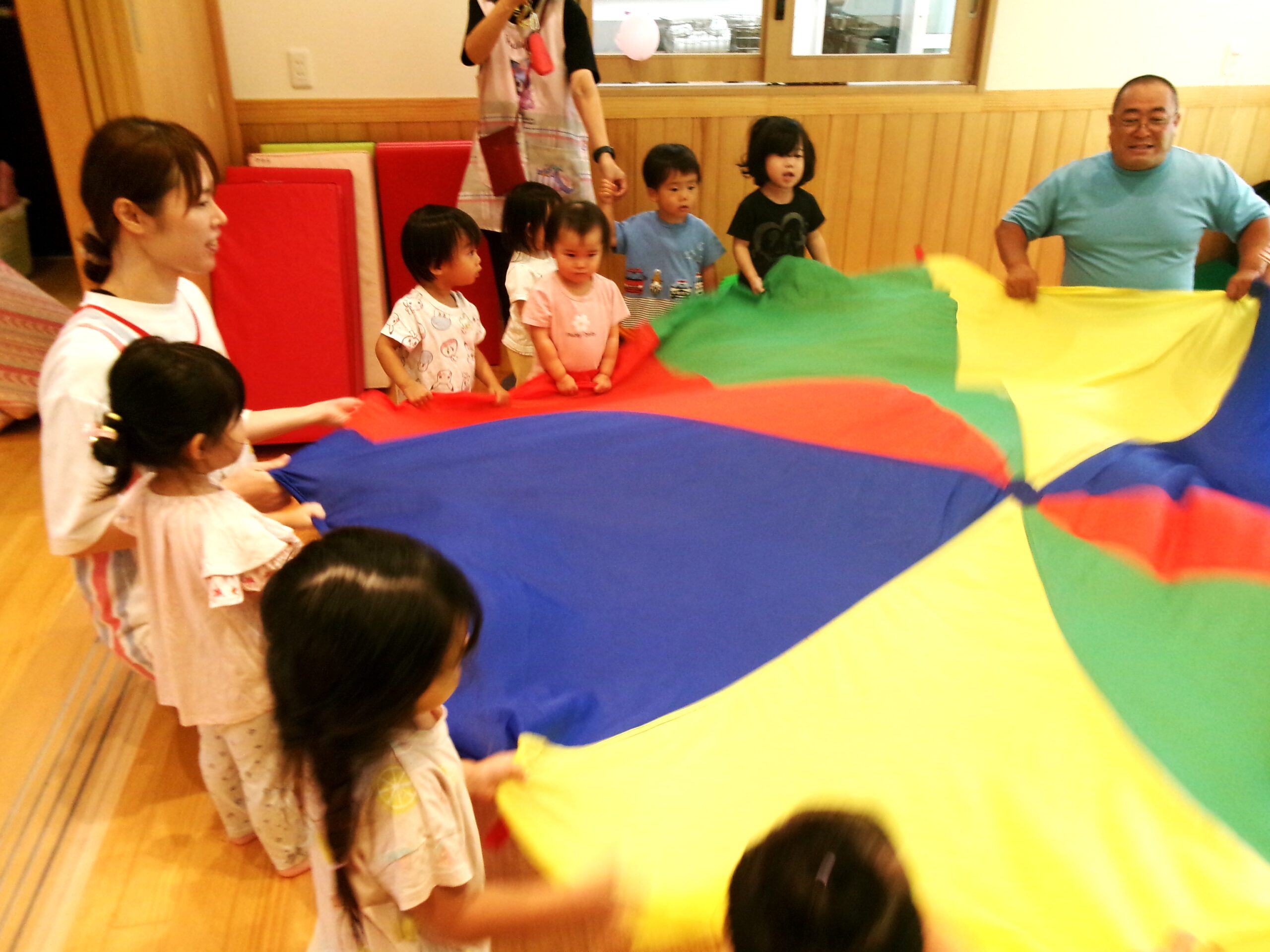 今日は月1回の体操遊び♪月1回でも、子どもたちは覚えています！心も身体もすくすく育っています！