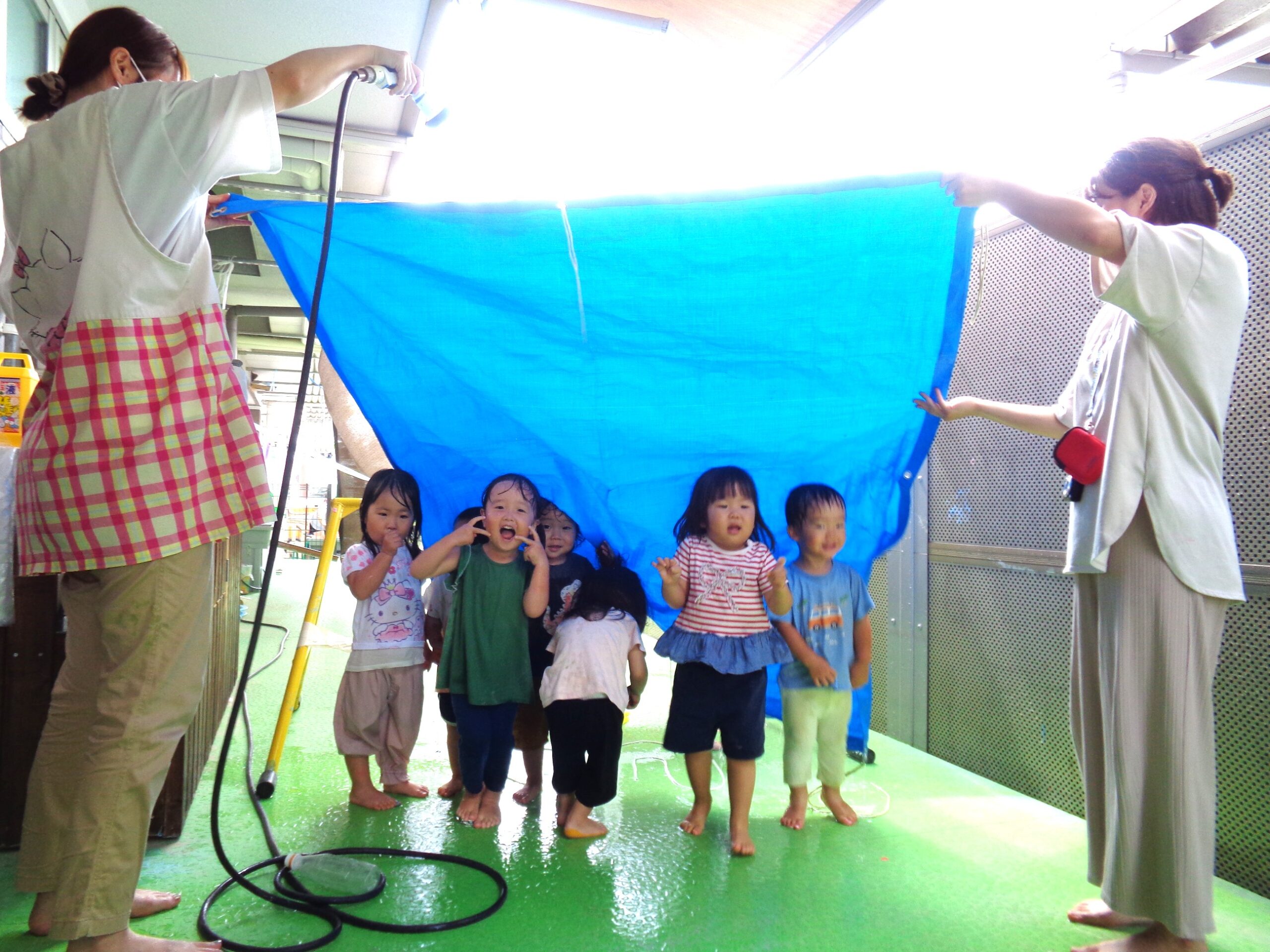 あめだよ～！！ブルーシートの雨音がジャ～って聞こえたり、バシャバシャ～って聞こえたり～♬たのしいよ！