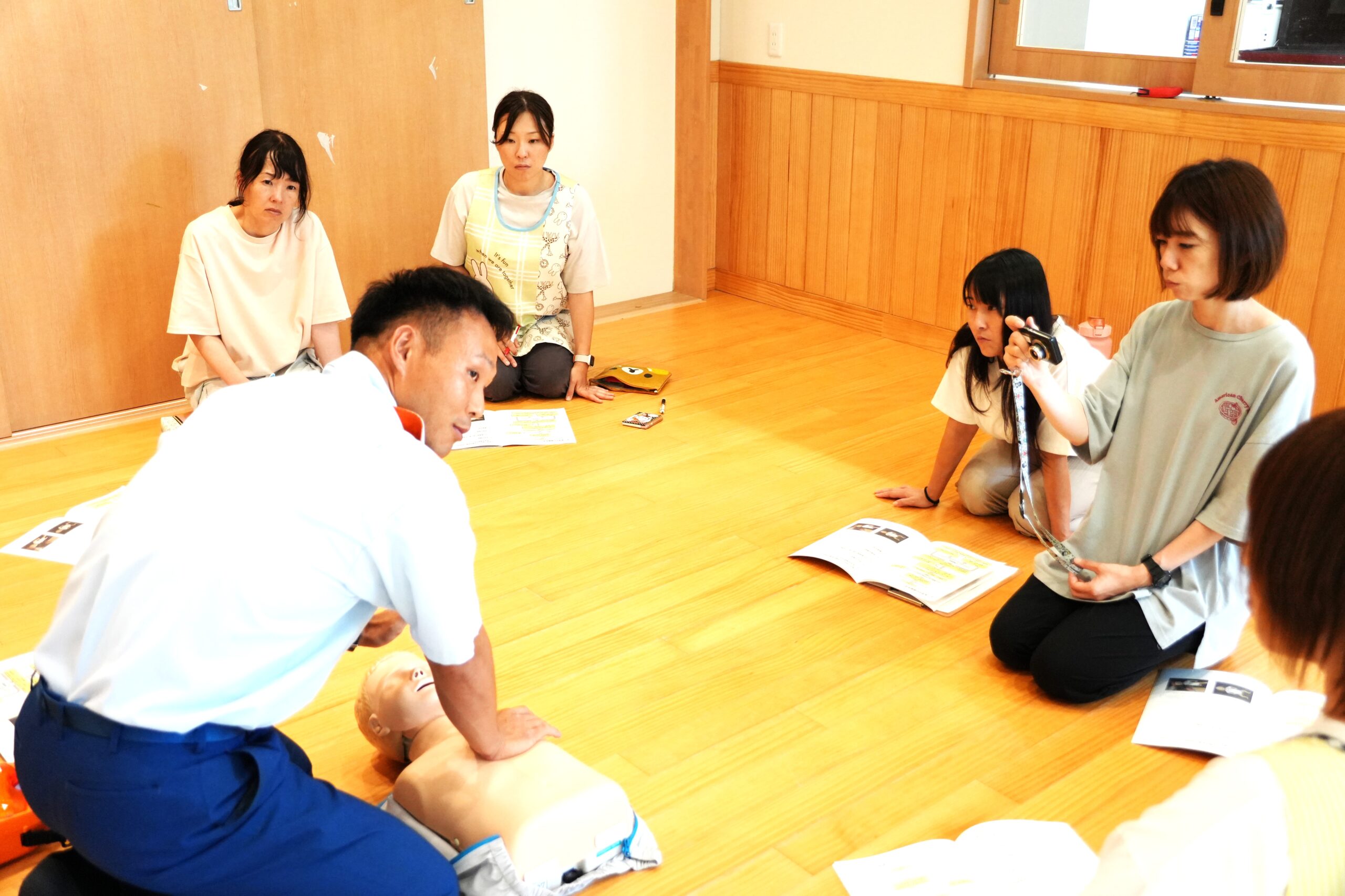 8/19(火）消防署の方に来ていただき、保育士対象に心肺蘇生の講習をしていただきました。、正しい知識と技術を身に付けることで、大切な命を守れるようになることを目指します。