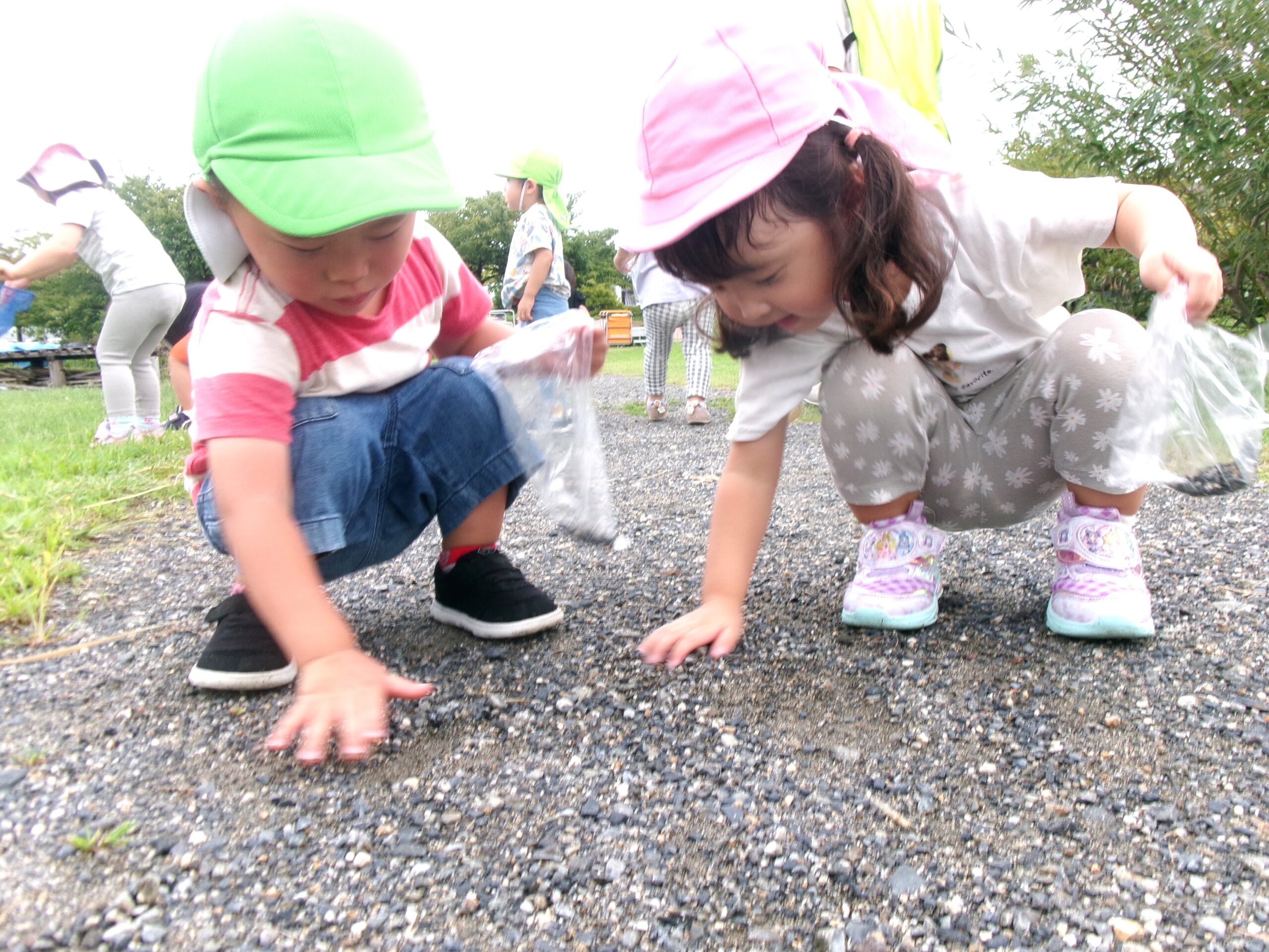 久しぶりのお散歩！下之郷遺跡へ〜！小さな石ころも、子ども達の目にとまるとキラキラの宝物☆