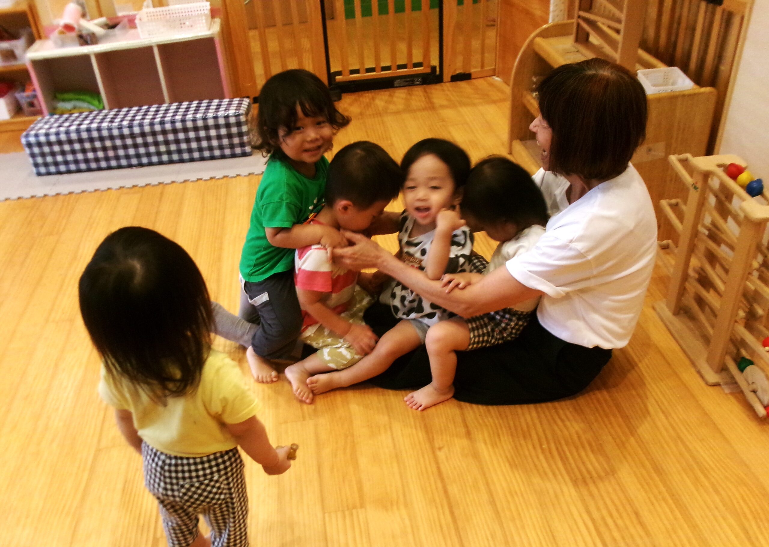 🎵おすわりや～す！いすどっせ～～、あんまりのったら、こけまっせ！ドッスン～！♪わらべ歌遊びが大人気です♡