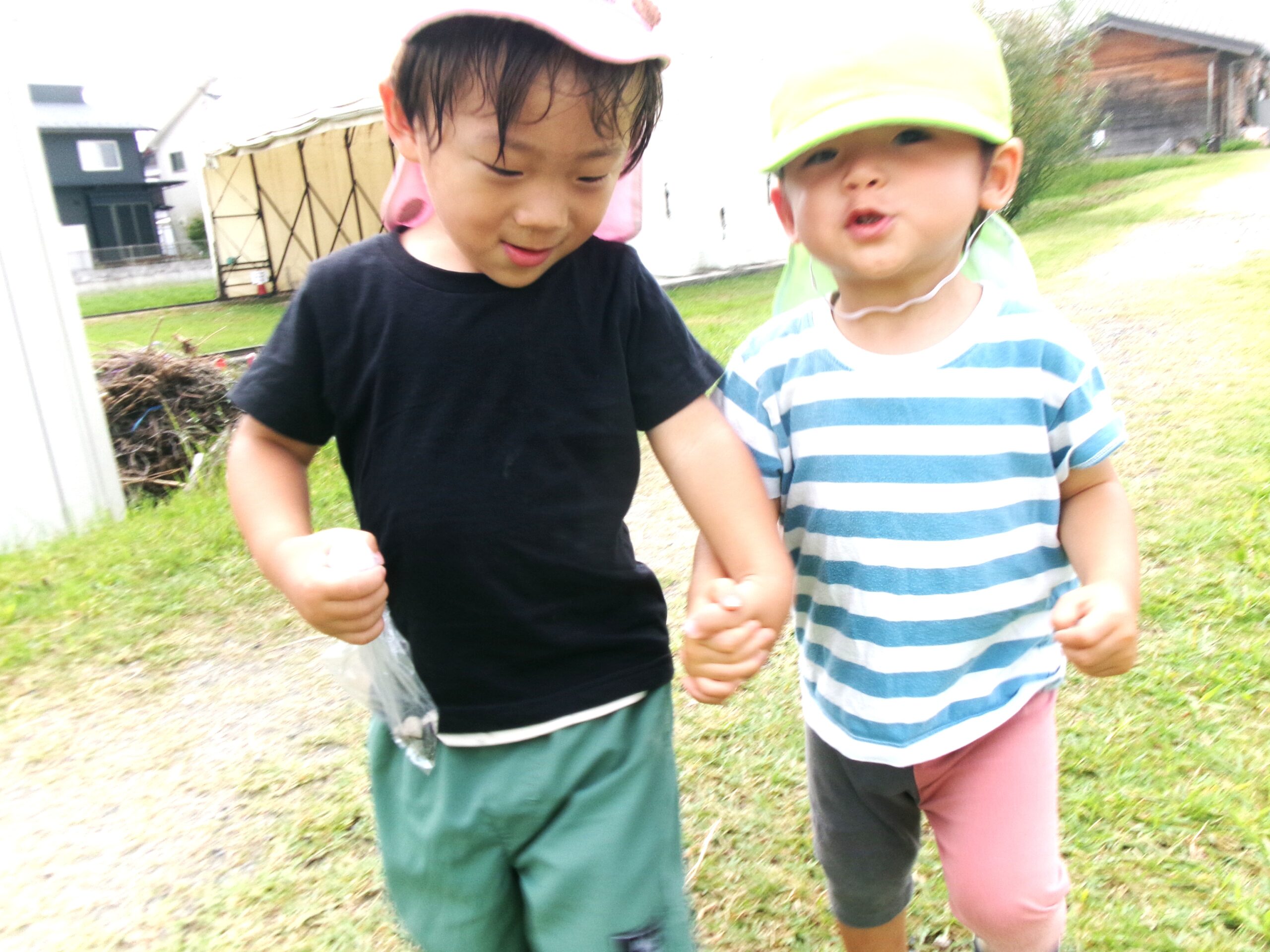 1歳児さんと2歳児さんが仲良く手を繋いでお散歩！2歳児さんがとても優しくて、周りも幸せオーラに包まれます！
