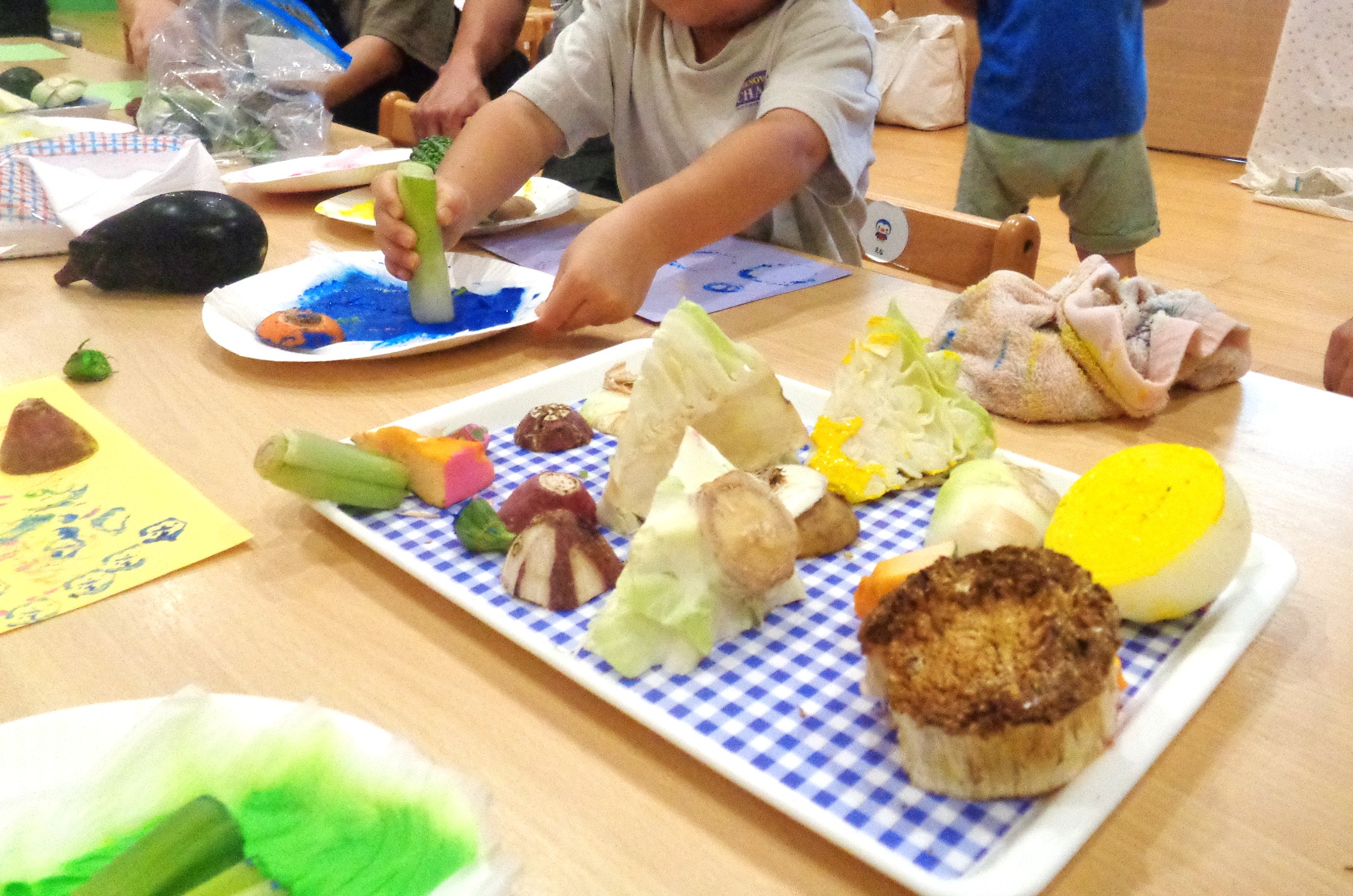 9/5(土）子育て広場”クララのおうち”を開催しました！テーマは『野菜スタンプ！』野菜の切れ端に絵の具をつけてペタッ！ペタッ！こんなに可愛いアートができました。額縁に入れると宝物♡大事に抱えてバイバイする姿がとても可愛かったです。