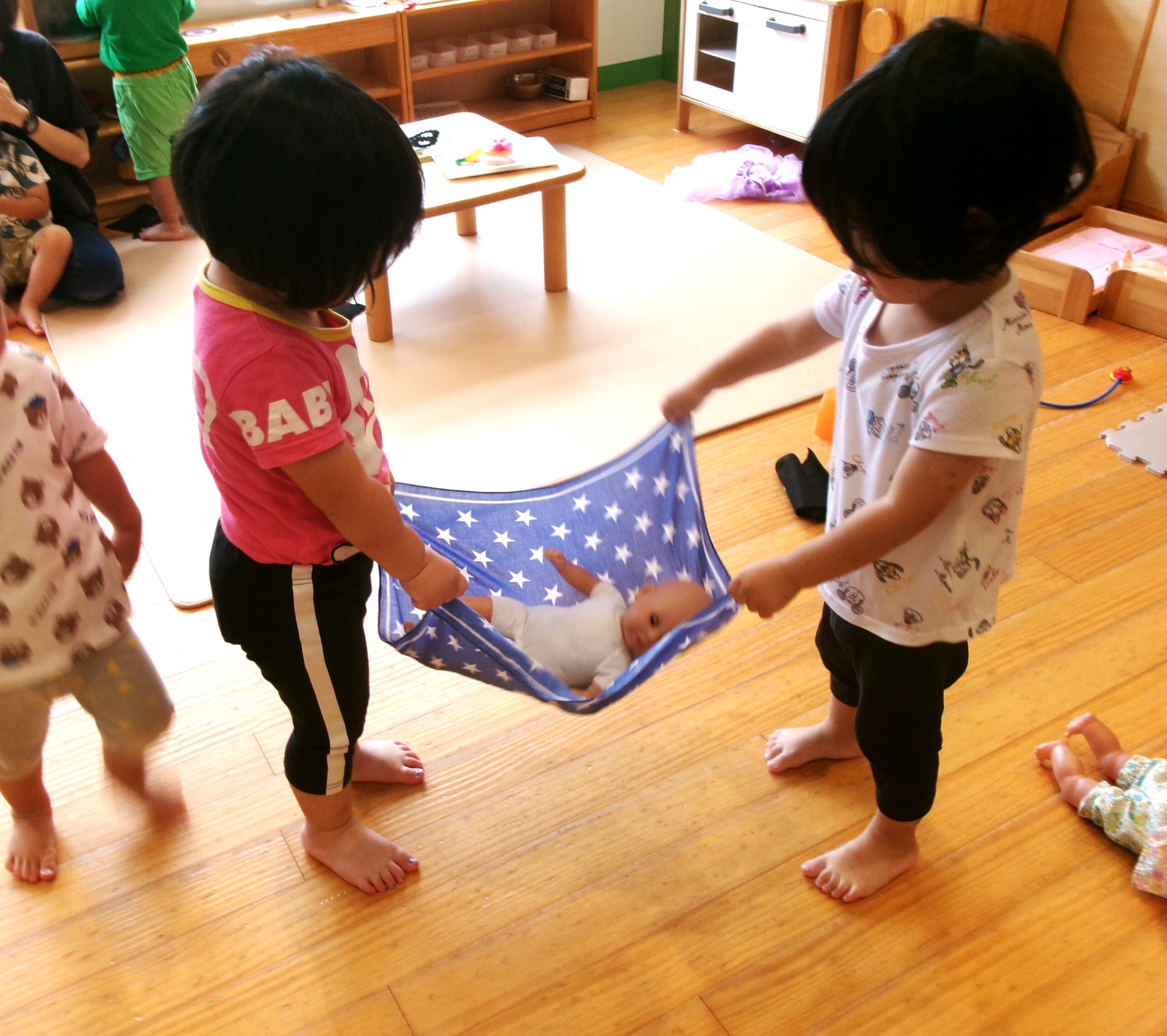 ♪おおなみ、こなみ〜、か〜ぜがふいたら、まわりましょ〜♪1.2歳児さんでバランスを取ってゆらゆら、タイミングがあうって素晴らしい!!