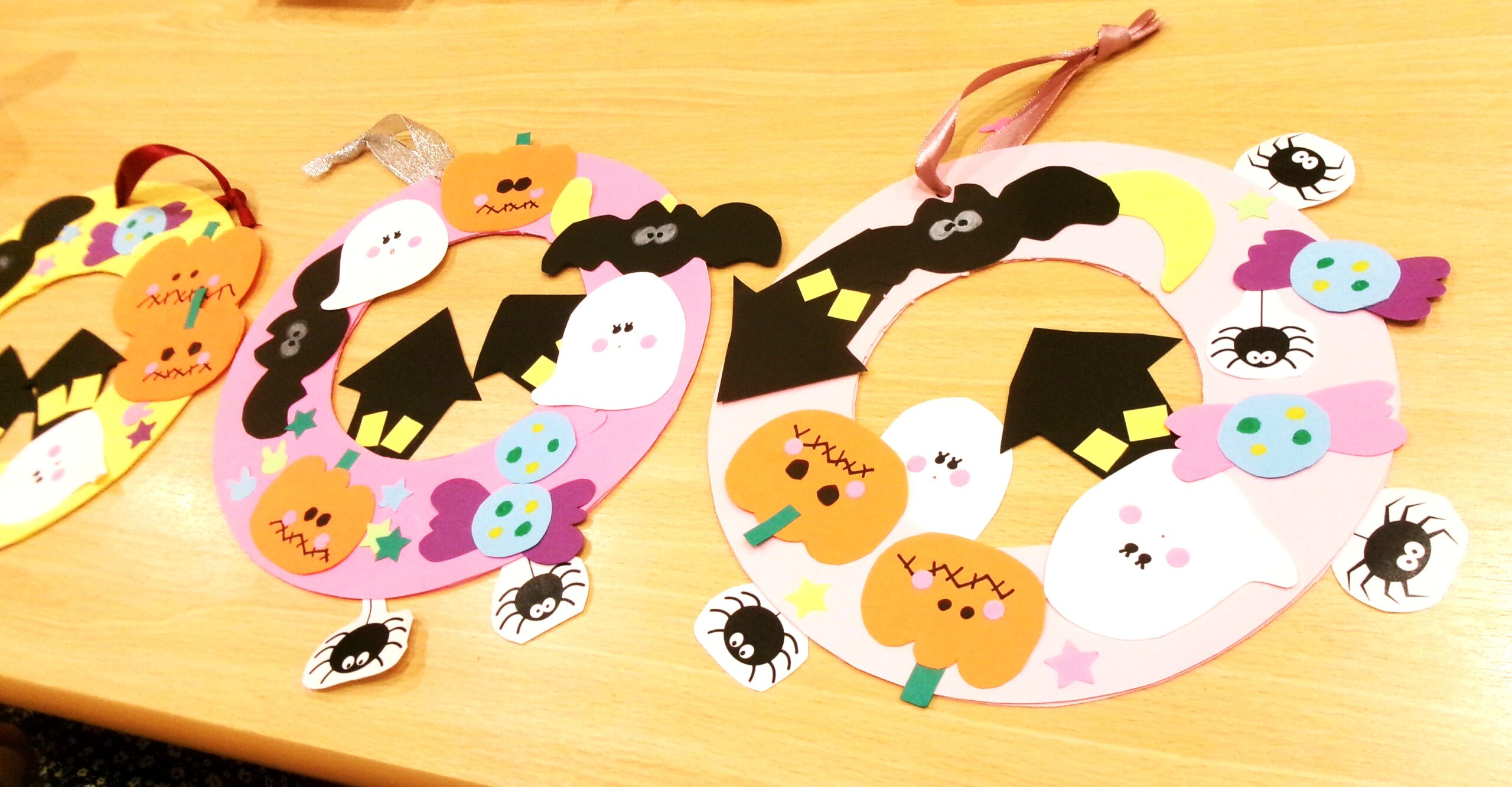 10/4(土）子育て広場”クララのおうち”を開催しました。ハロウィンのリースを作成！2歳さんのシールを一生懸命めくる手がかわいくてたまりません。在園児さんも含め、地域にお住まいで保育園ってどんなところ？ってご興味のある方はぜひお越しください。毎月第一（土）10:00~11：00に開催しています。詳細は遠慮なく、お問い合わせください。お待ちしています。