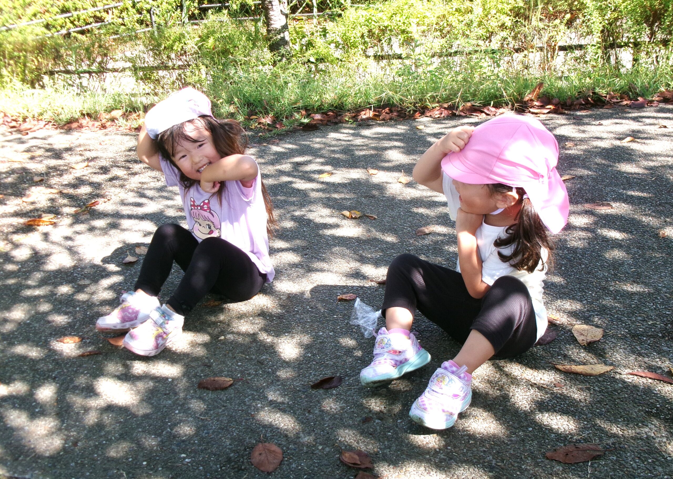 下之郷公園で、木漏れ日を身体いっぱいに受けて!♪からだ、だんだん♪を楽しそうに歌う2歳児さん♡