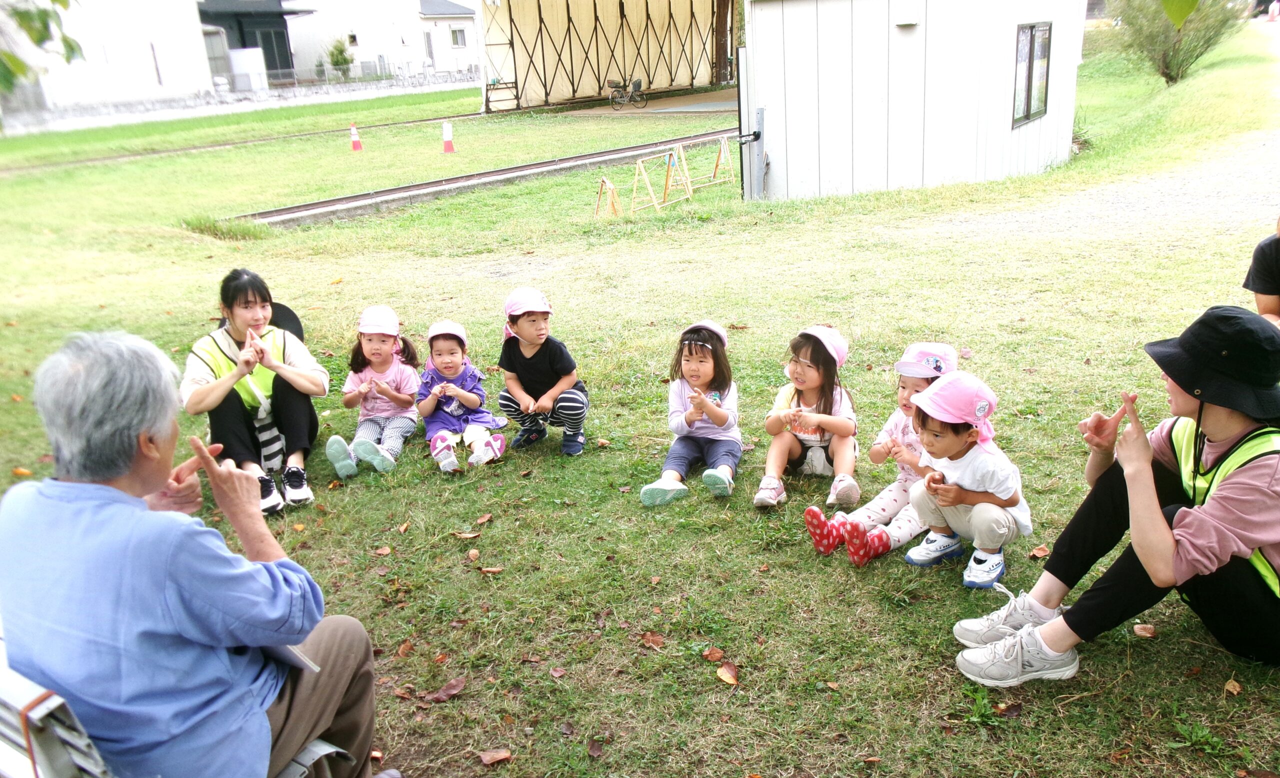 下之郷遺跡で、紙芝居を読んでくれるおばあちゃんと手遊び〜♪楽しくて、夕方になっても口ずさんでいる子どもたちです！