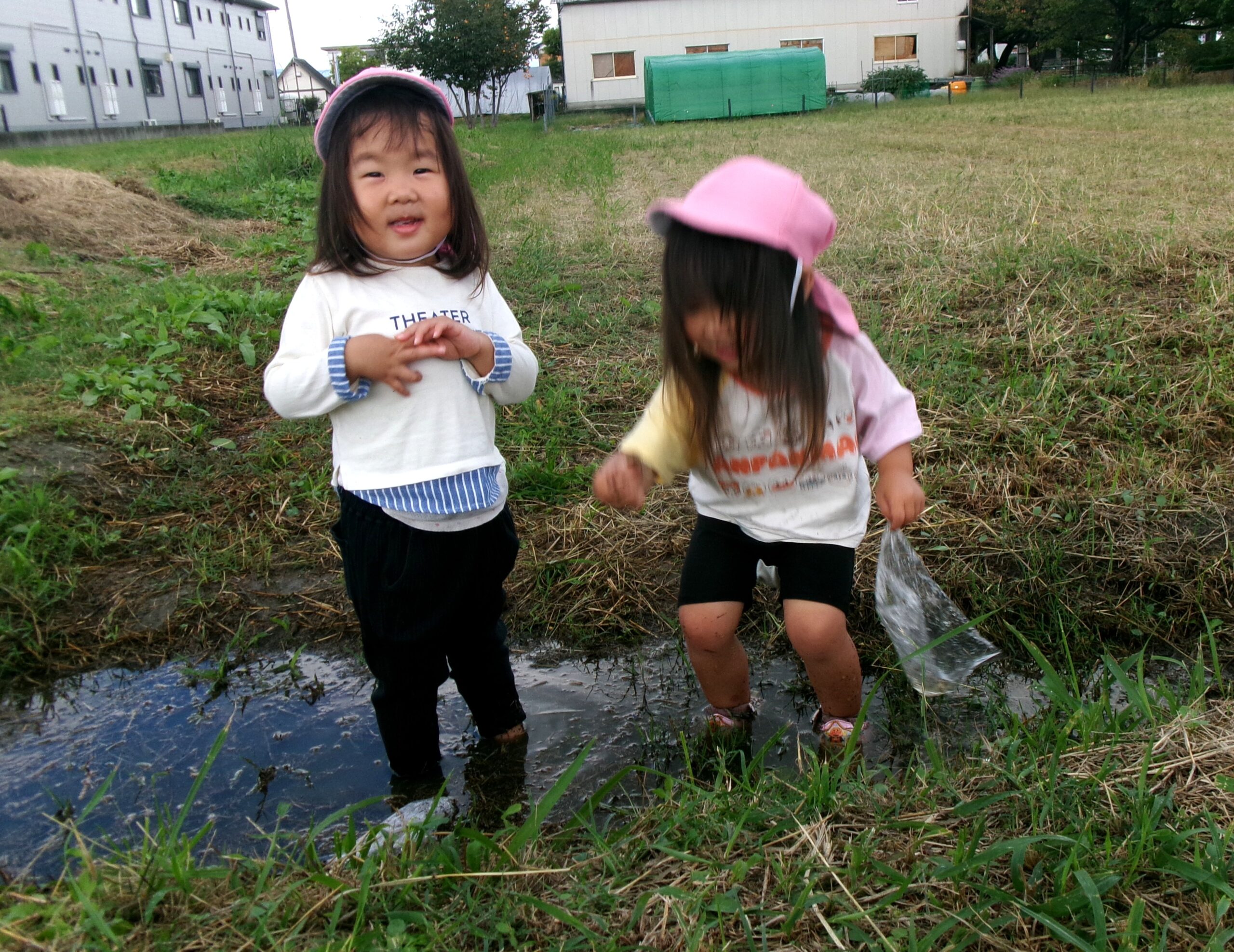 雨上がりの下之郷遺跡公園で、水たまり、み〜つけたっ！！たのしい〜〜♪