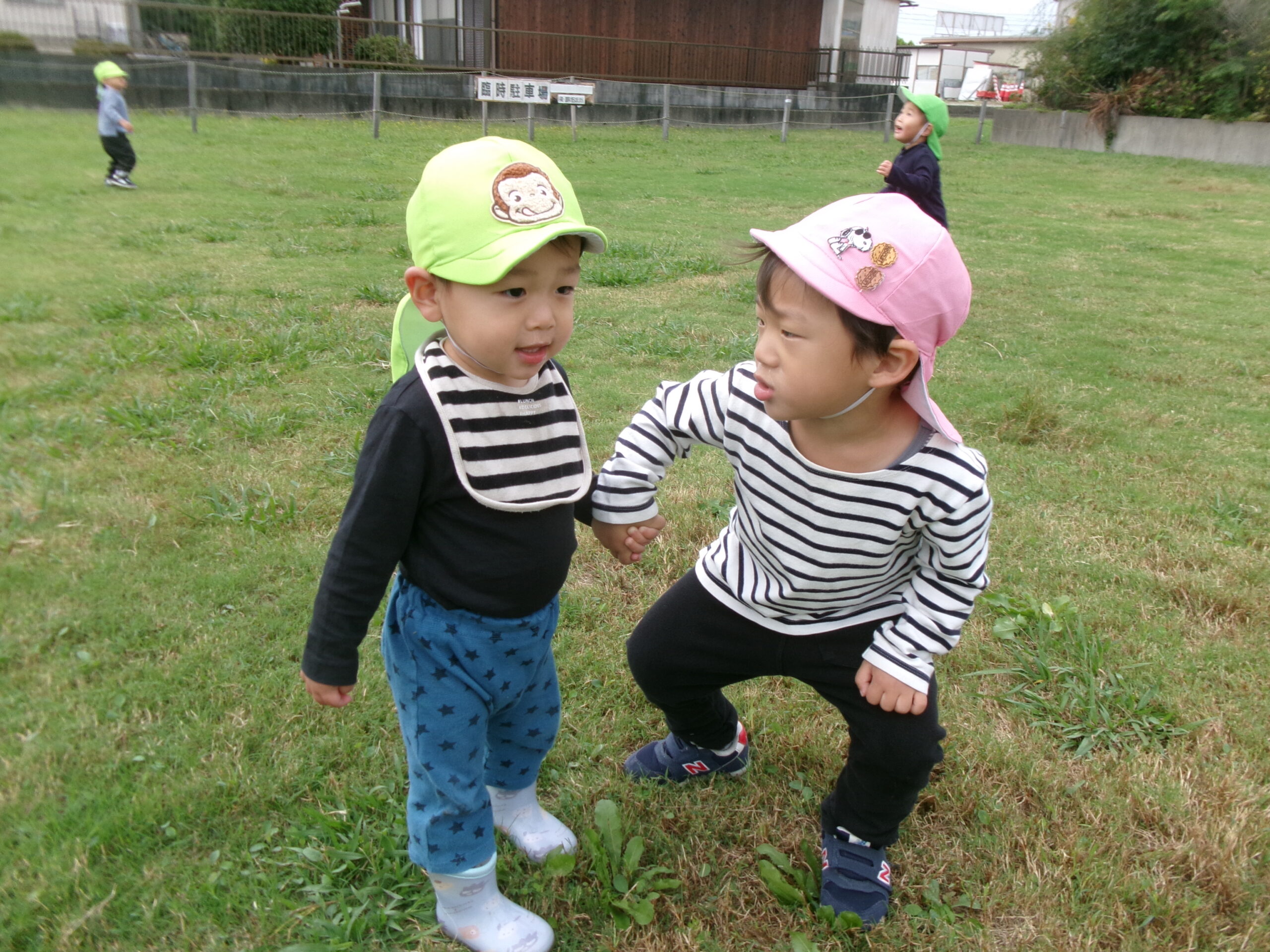 1歳児さんに目線を合わせて「大丈夫？」と語り掛ける2歳児さん。可愛くて愛しくなるひとこまです。