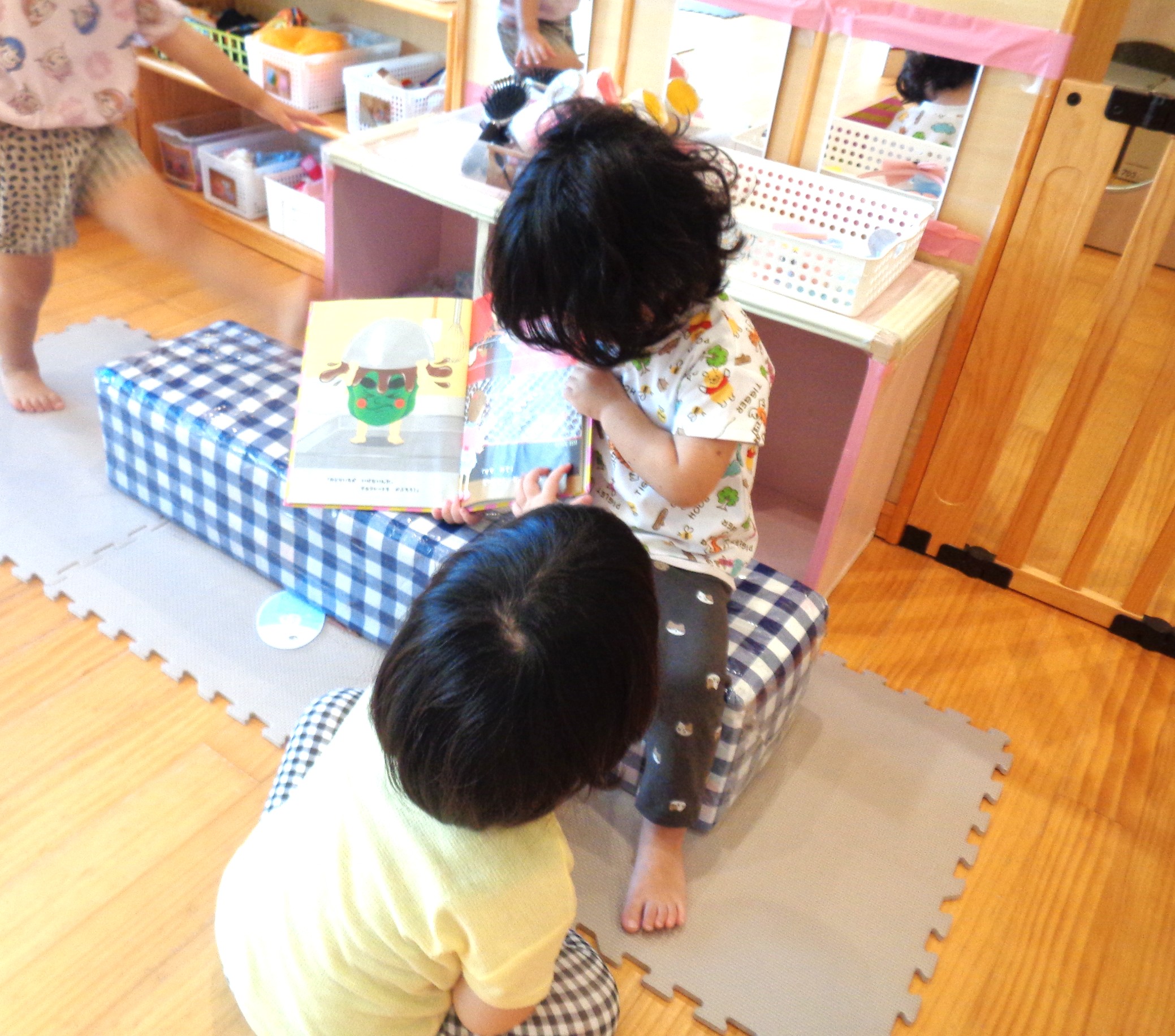 大人気の絵本”おかしになりたいピーマン”を読んであげてる2歳児さんとうんうん、と聞いている1歳児さん♡絵本の持ち方、先生の真似っこだね！
