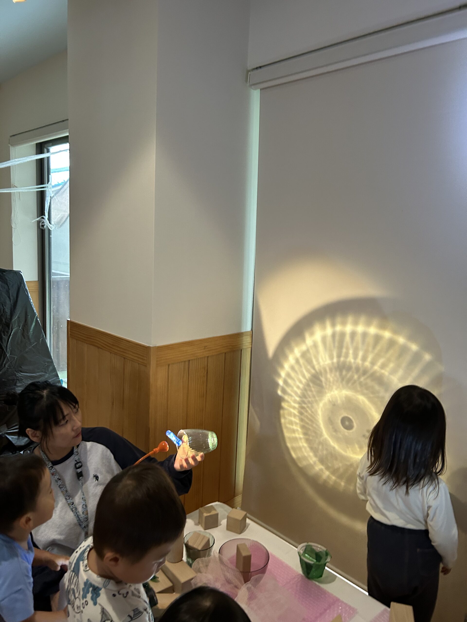 今日は光と影のアートの日！子どもたちの「なにこれ？””なんで？””どうしてこうなるの？”興味と好奇心が溢れる瞬間！！