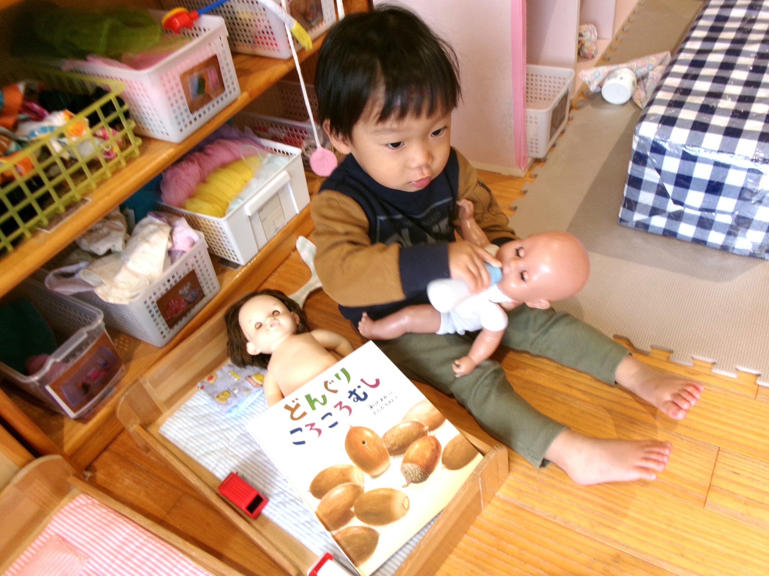 1歳児さんでも赤ちゃんのお世話は大好き！2人交互にミルクをあげて大忙し〜！