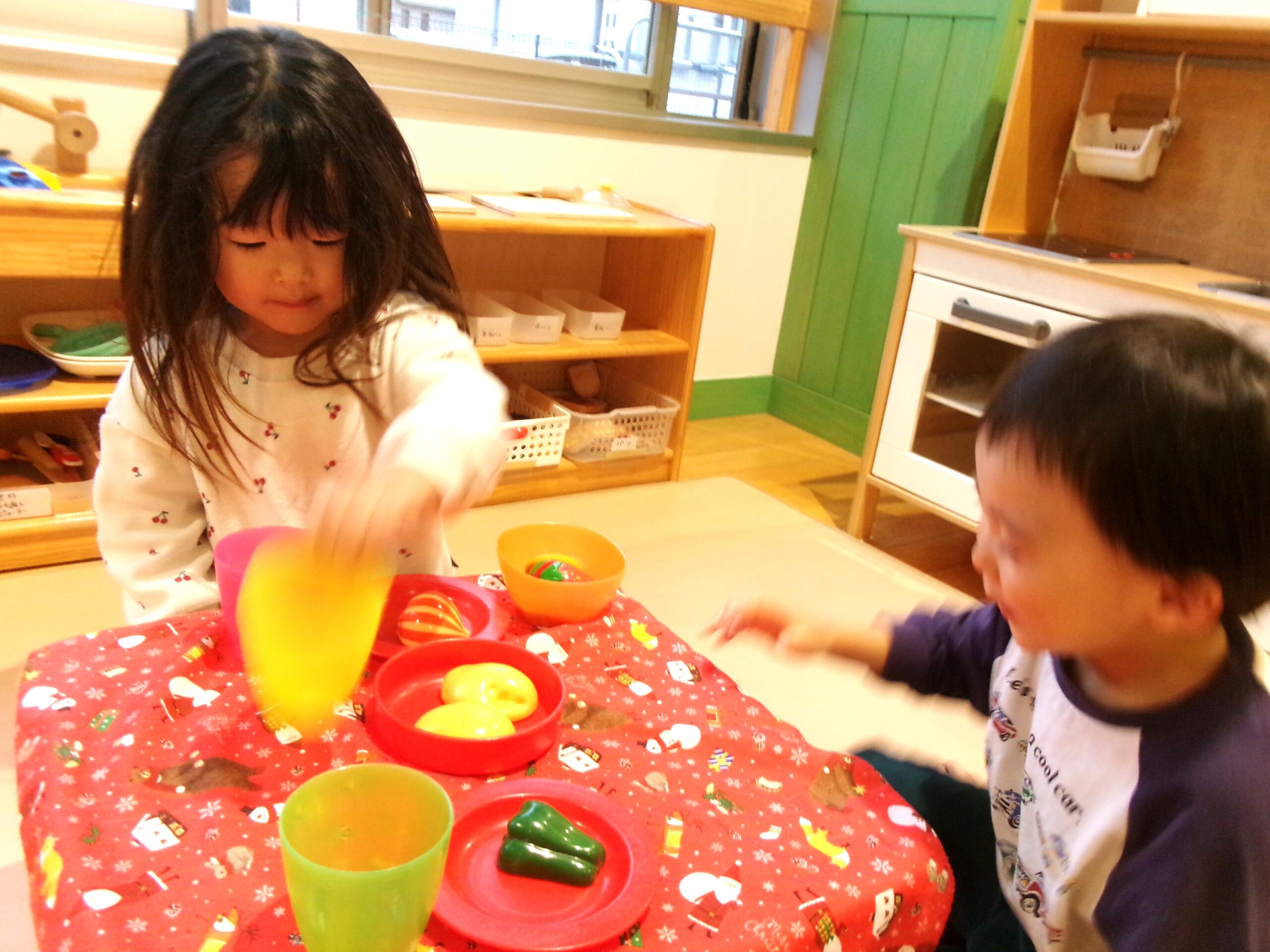 おままごとコーナーのテーブルクロスを赤にするだけで、気分はクリスマス！！