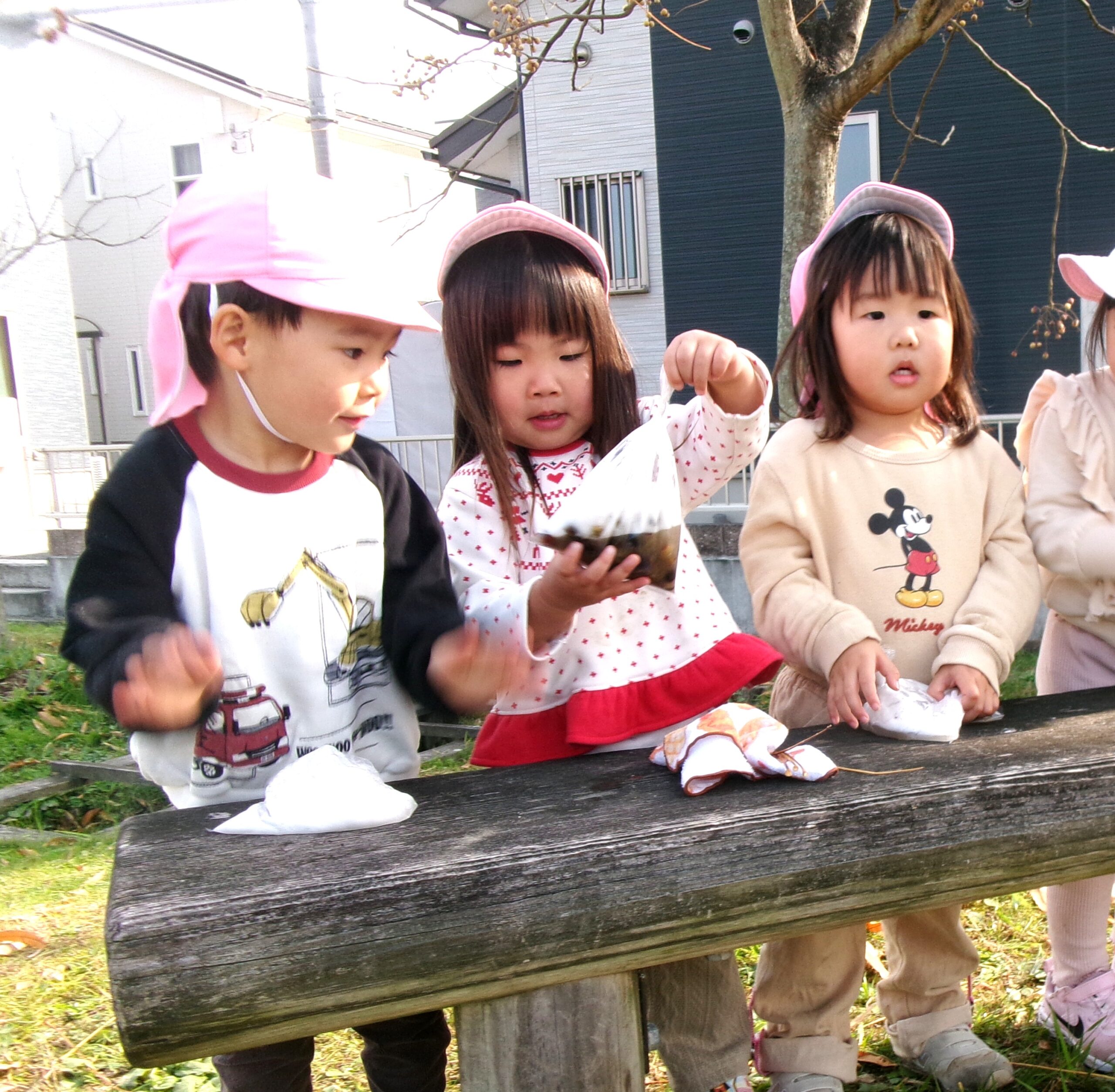 ムクロジの実を袋に入れて、水を入れてもみもみ、まぜまぜすると！泡あわになるよ！