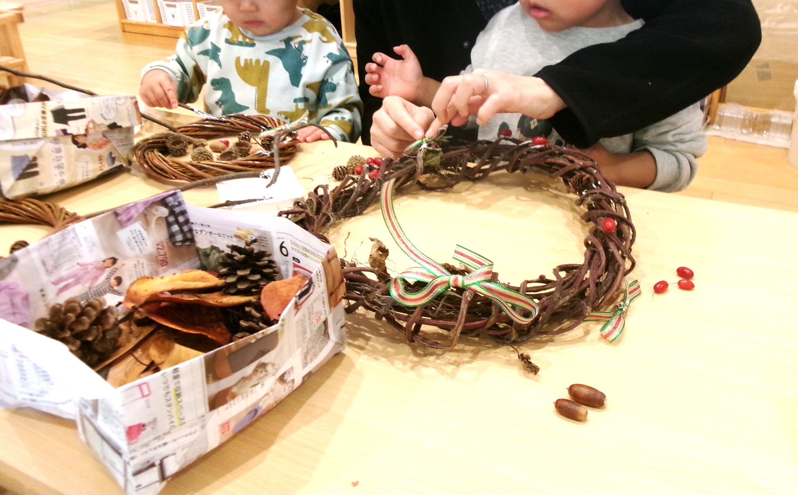 12/6(土）子育て広場”クララのおうち”を開催しました。大好きなママと一緒に、自然物でクリスマスリースを作りました！