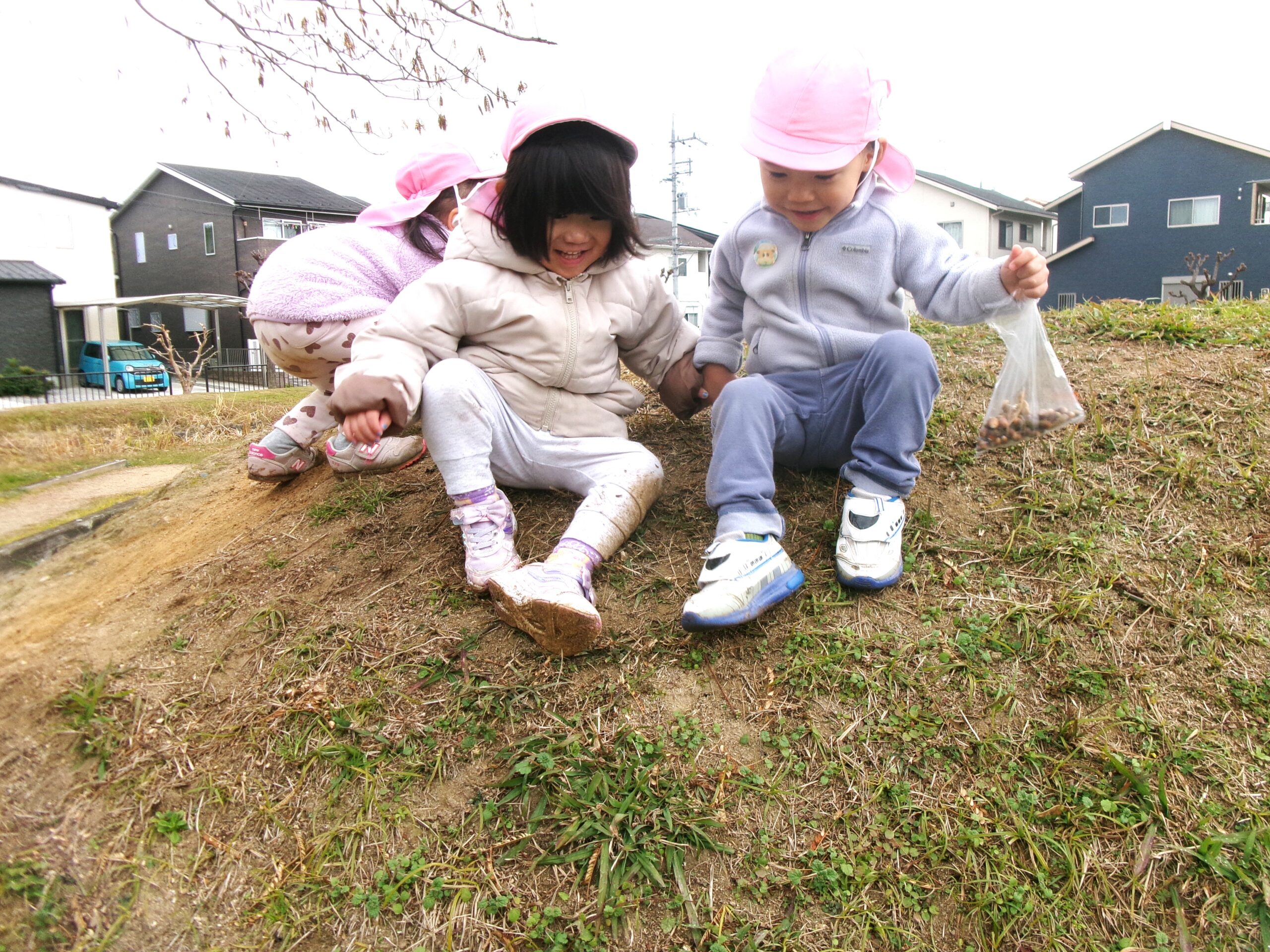 登った山は滑ります！でも、一人じゃ怖いから、手を繋いで一緒にね！