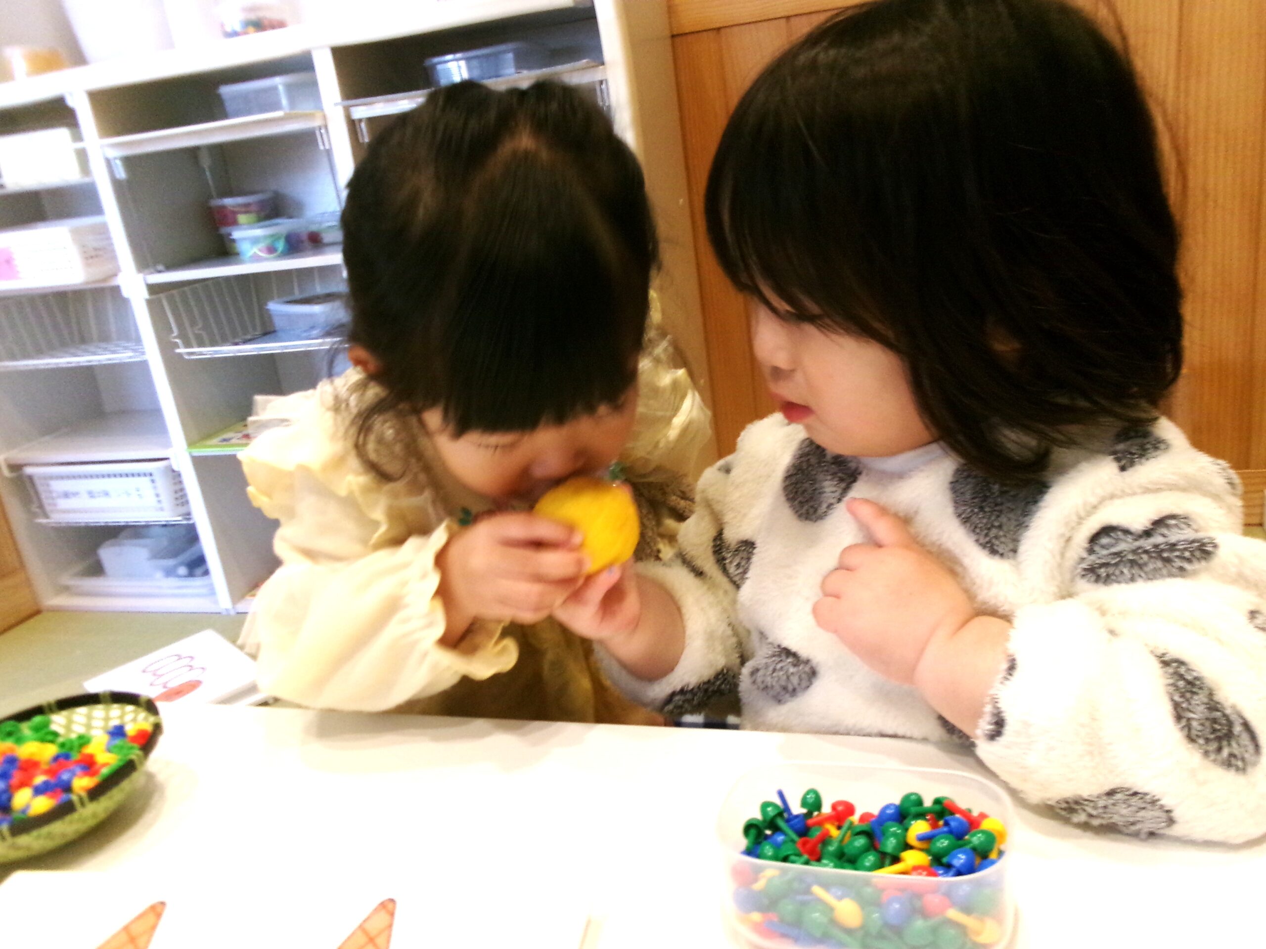 給食の先生からいただいた柚が大人気！いいにおい〜と五感で楽しんでます！