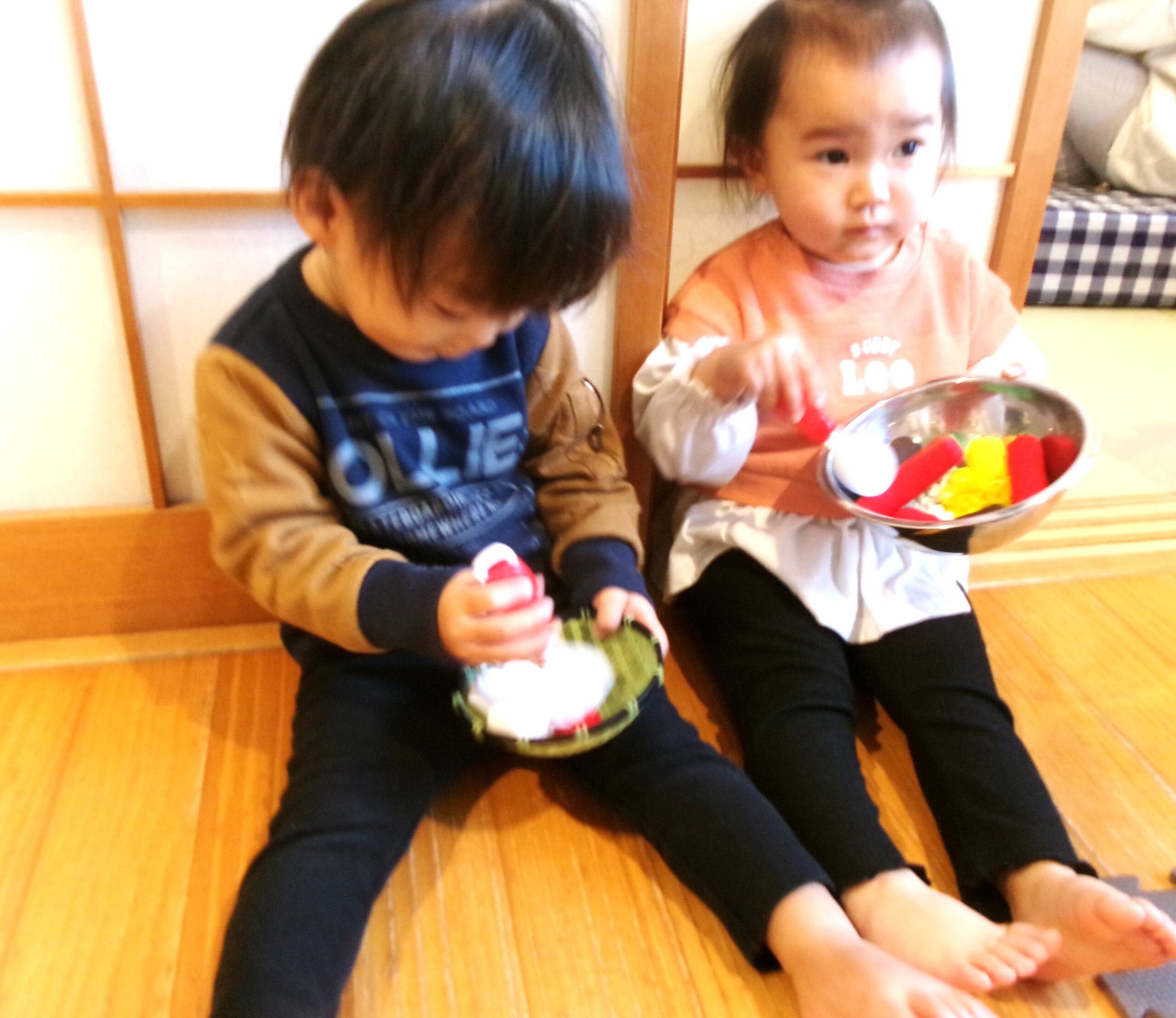 1歳児さん2人のおままごと♡おいしそう～♬