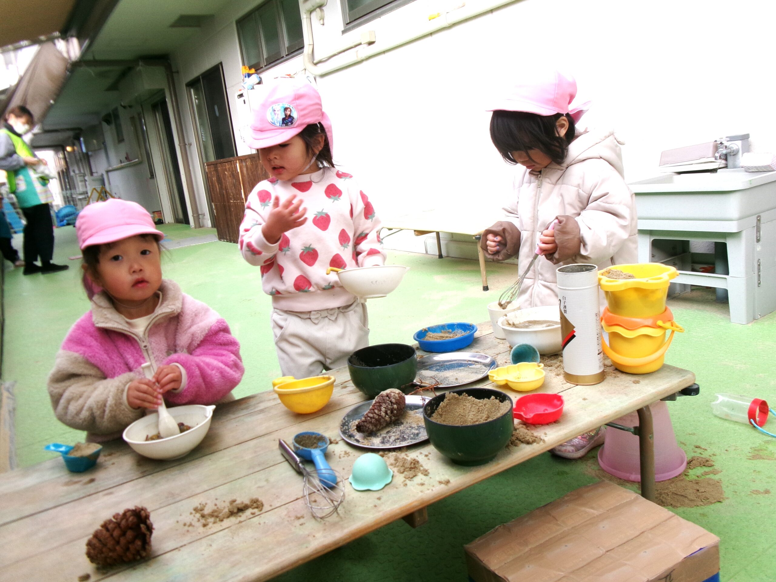 テラスの砂場でパーティー！楽しい~〜♪