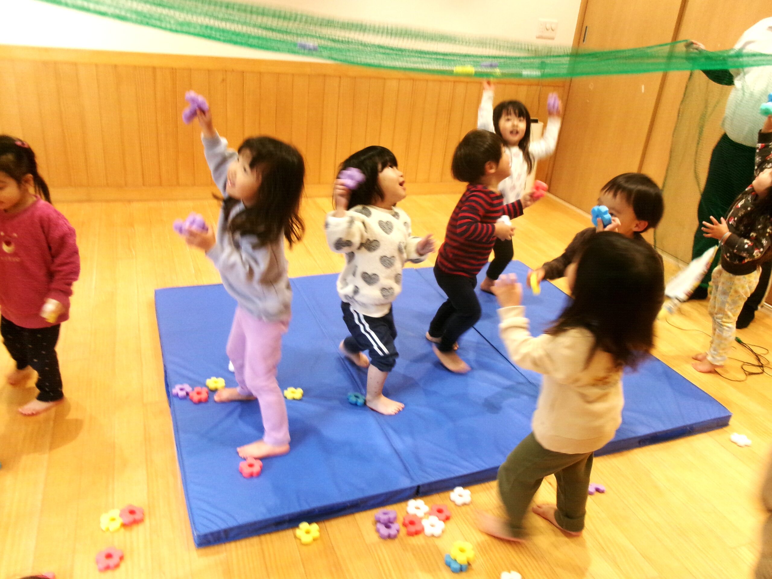 みんなの大好きな体操教室！ぐい〜んと背伸びをして、ネットめがけてポイっ！！楽しく幸せに運動機能が育っています！