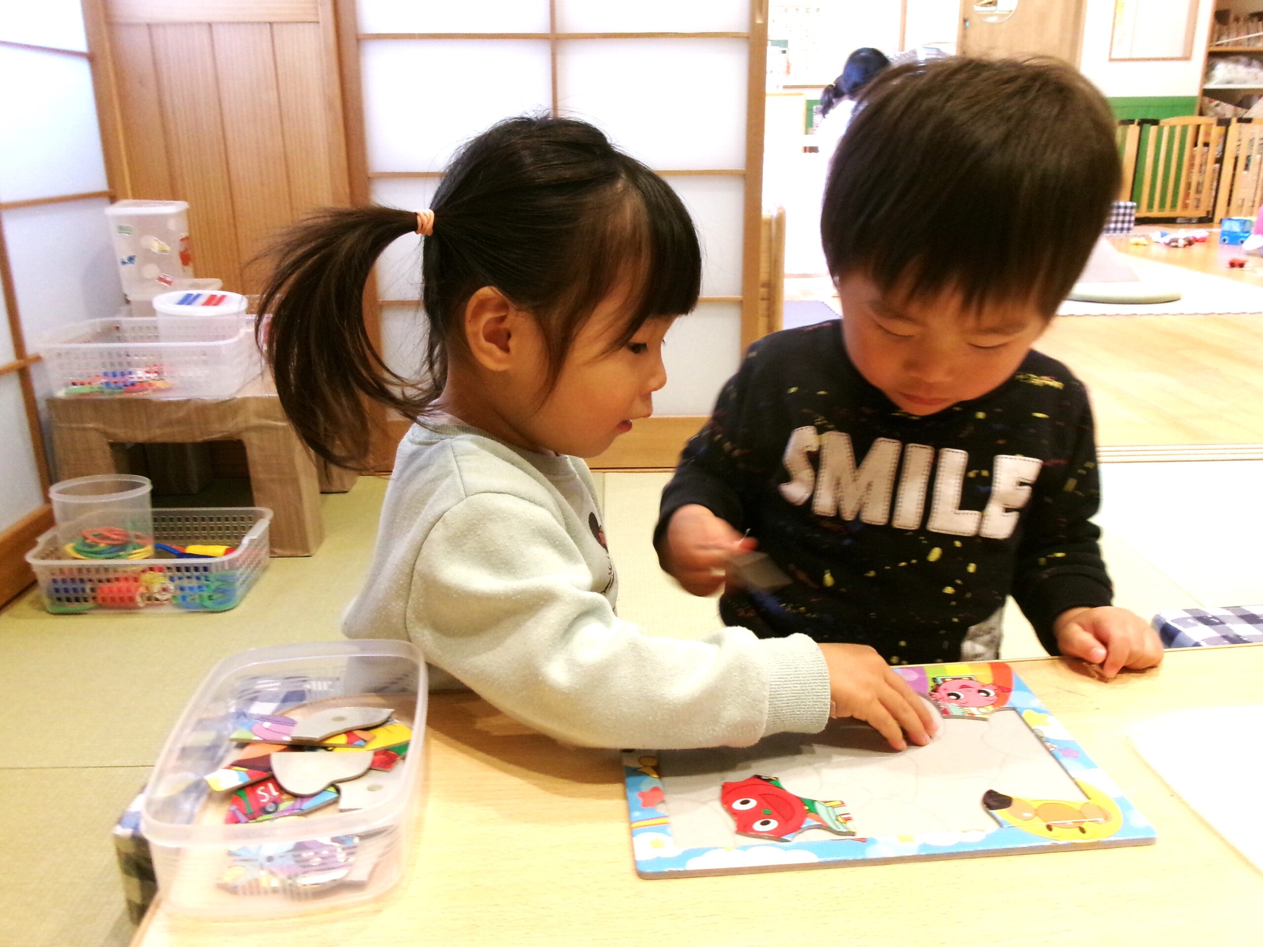 「パズル、おしえて〜！」「いいよー！いっしょにしよ〜！」「うん！いっしょにしよ〜！」1歳児さんの会話がかわいいね♪