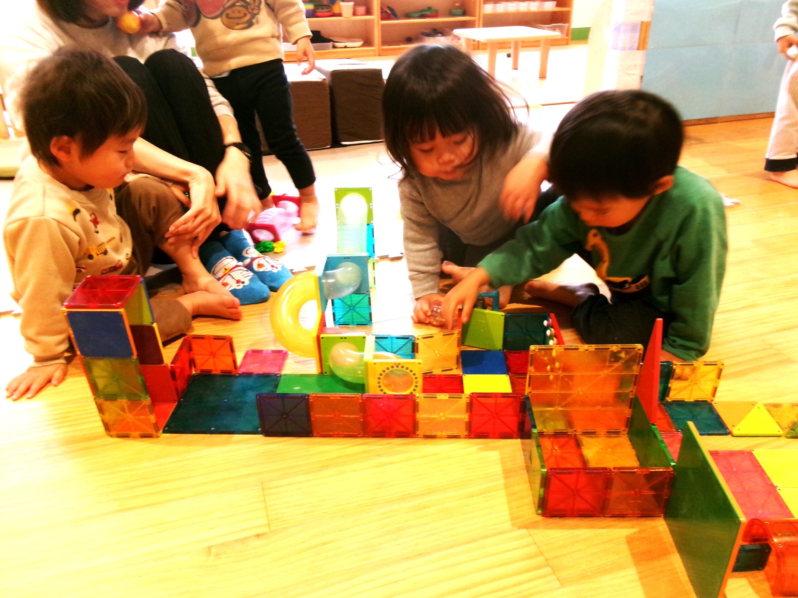 1歳児さんと2歳児さんの共同作業！小規模保育園のいいところ♬