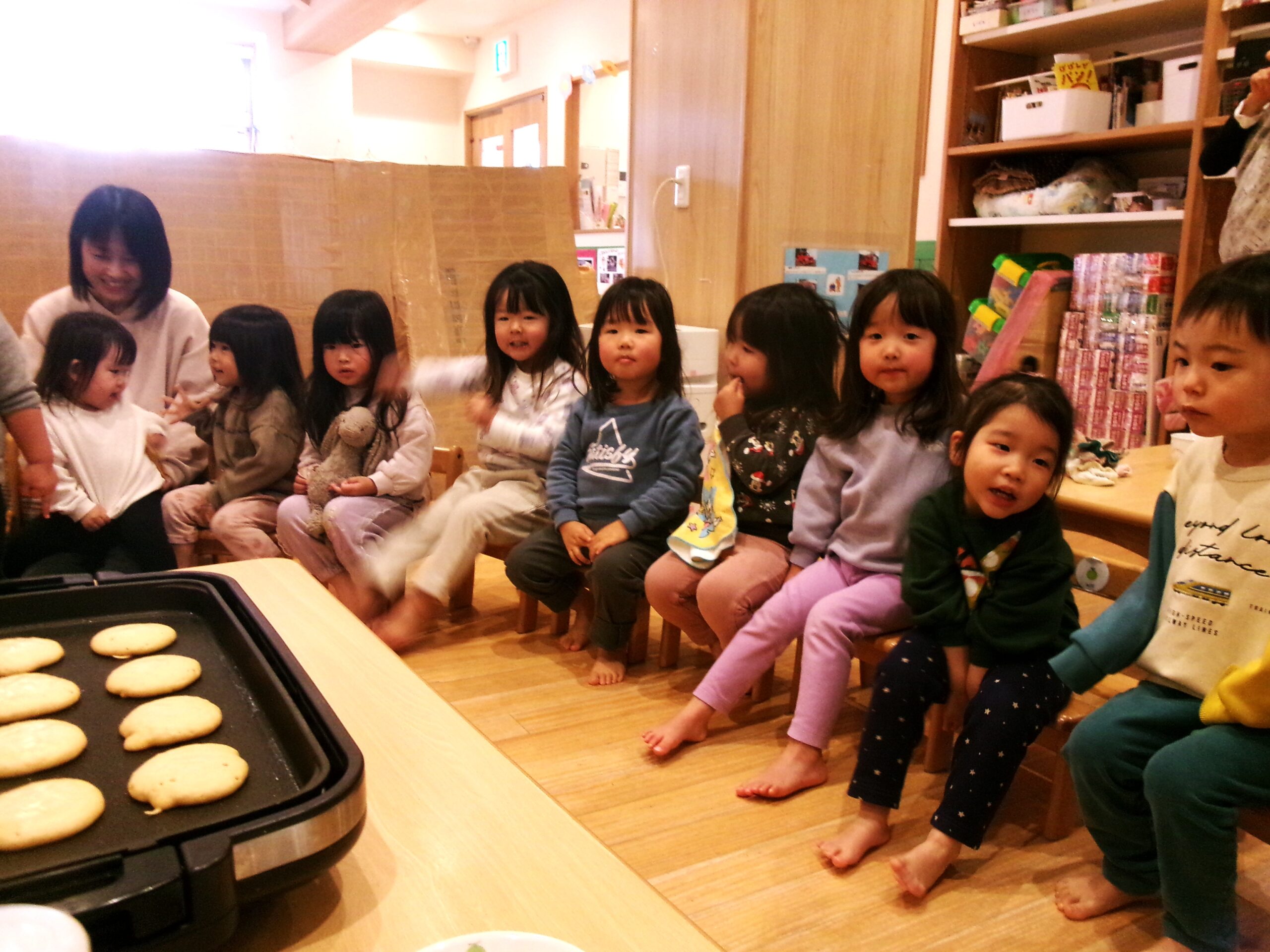 ホットケーキのクッキング～！あま～いにおいとジュージュー焼ける音！焼き上がりが楽しみ～♬