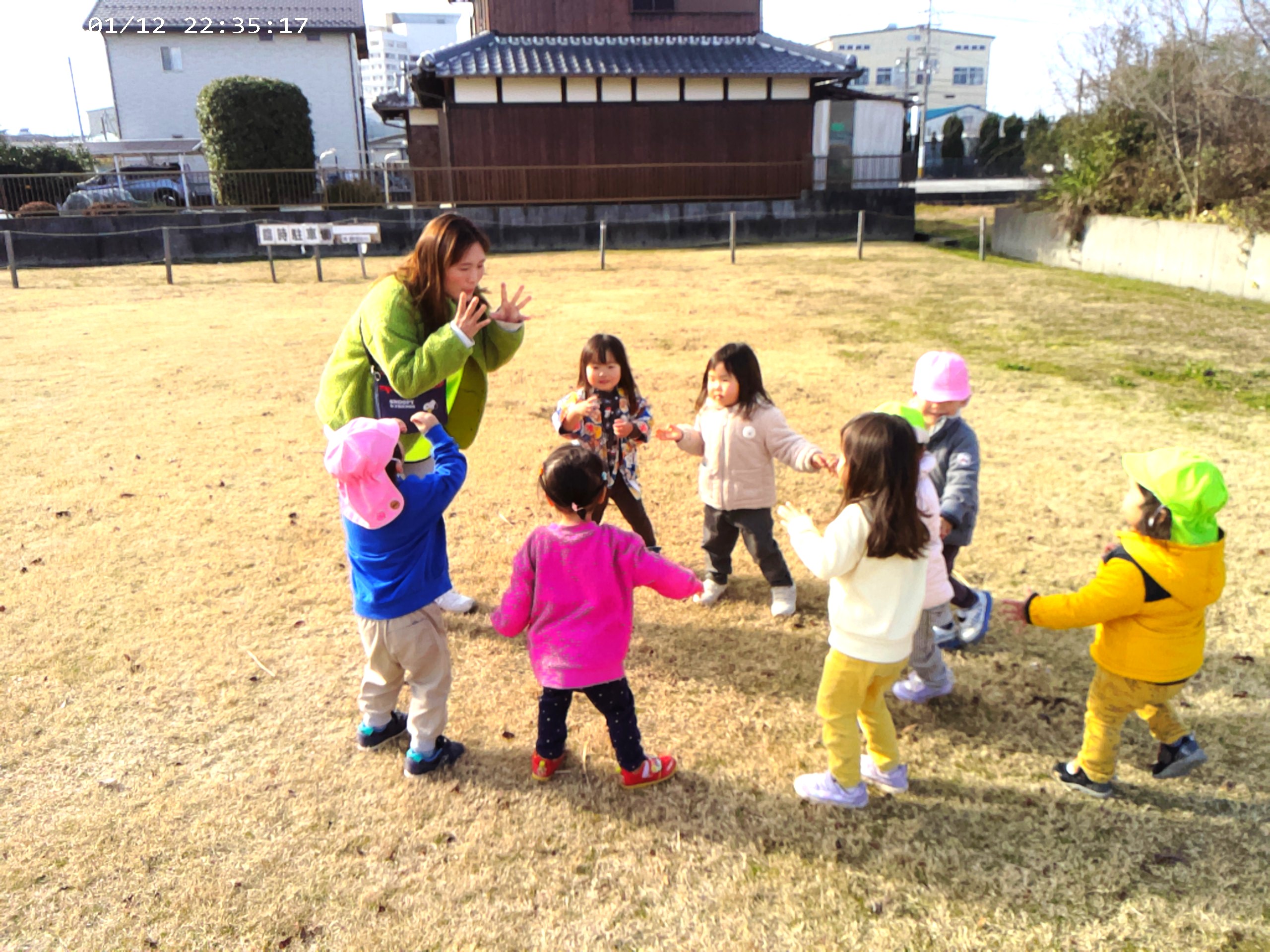 ♬あ～ぶくたった～、にえたったぁ～♬冬になると、このわらべ歌遊びが大人気！♬にえたかどうだか、たべてみよ！むしゃむしゃむしゃ～♬
